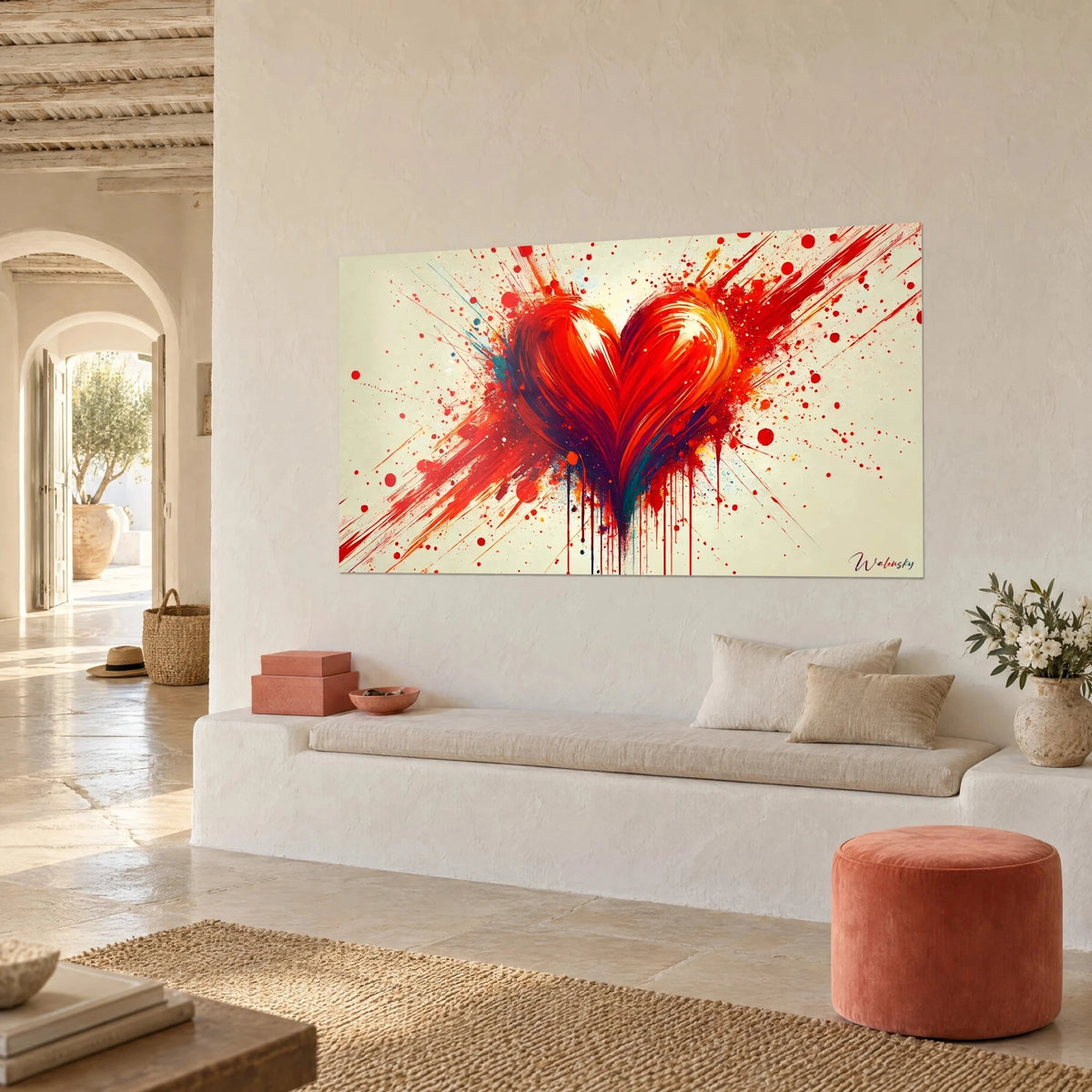Tableau toile d'amour en pinceaux rouge vif et bleu sombre, éclats projetés, mur blanc cassé et banquette de pierre dans un séjour méditerranéen