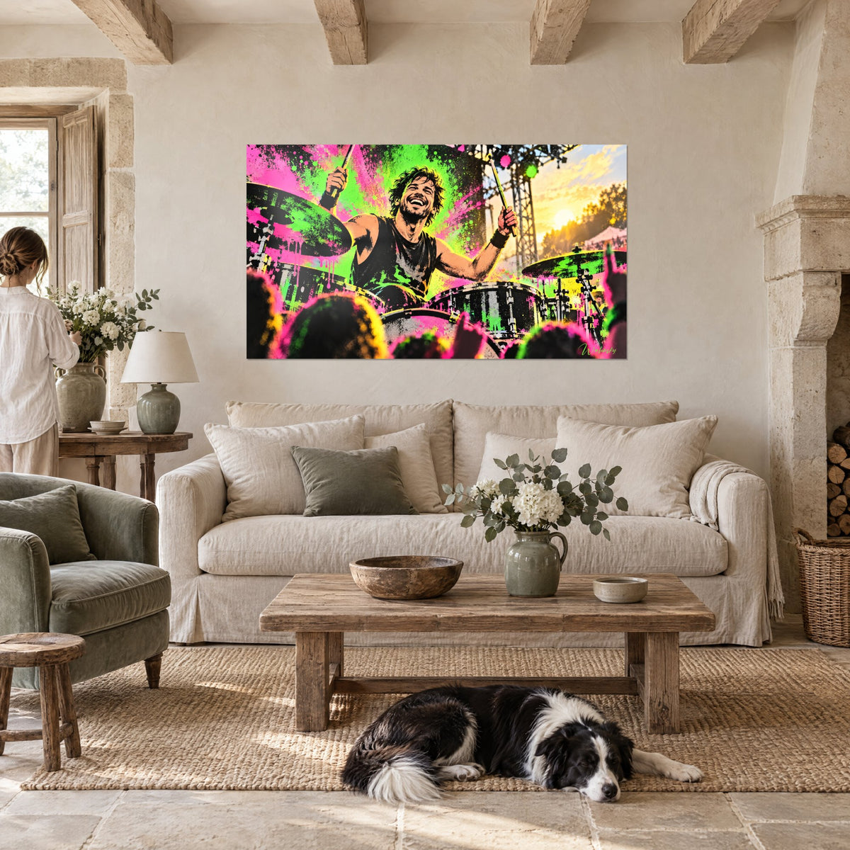 Tableau batteur hilare aux baguettes levées, éclats rose fuchsia et vert acide, au-dessus d'un canapé dans un salon lumineux