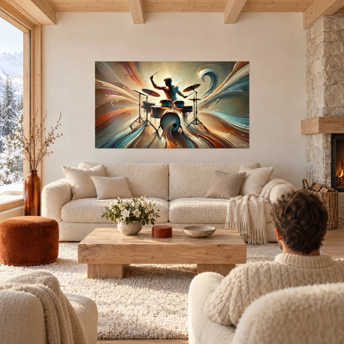 Gemälde Schlagzeuger als kupferfarbene Silhouette in einem Wirbel aus orangefarbenen und blauen Pinselstrichen, über einem Sofa in einem hellen Wohnzimmer