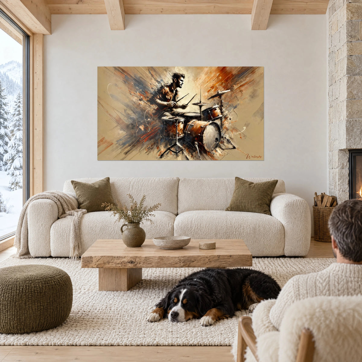 Schilderij van een drummer midden in de slag, stokken omhoog, koperbruin en leisteenblauw op een zandkleurige achtergrond, zwarte hond liggend boven een bank in een lichte woonkamer