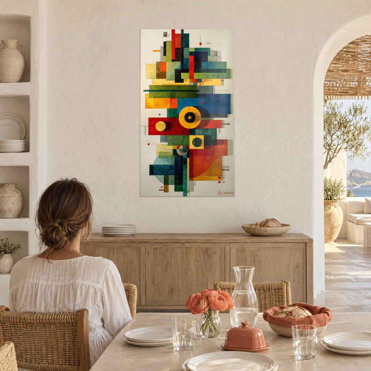 Cuadro patchwork de rectángulos turquesa y rojo ladrillo, disco negro con borde dorado, mujer sentada de espaldas a la mesa, comedor
