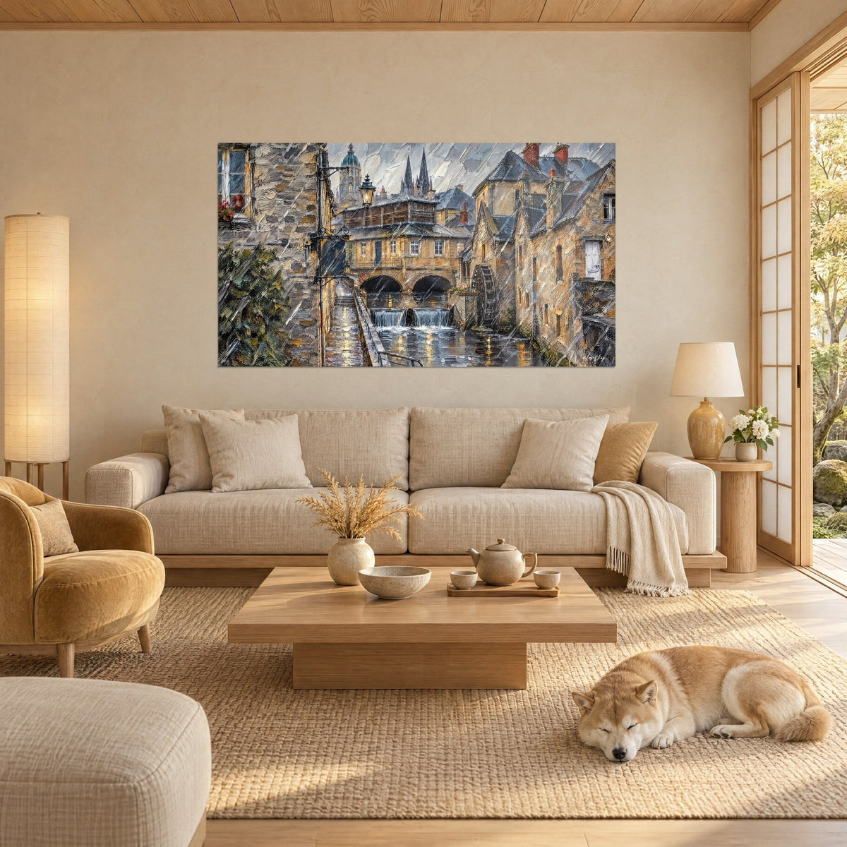 Tableau moulin ocre à roue à aube sous la pluie, pierres dorées et ciel gris, Shiba endormi, au-dessus d'un canapé dans un salon lumineux