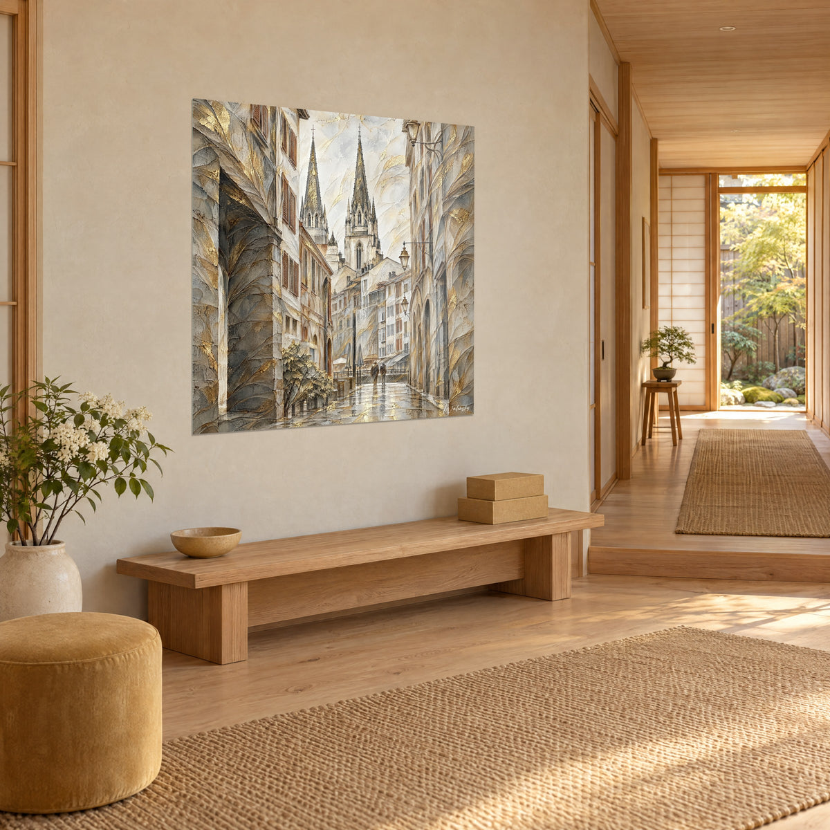 Gemälde Gasse in Bayonne nach dem Regen, weiße, golden geäderte Fassaden und rostfarbene Fensterläden, beige Wand eines Japandi-Flurs