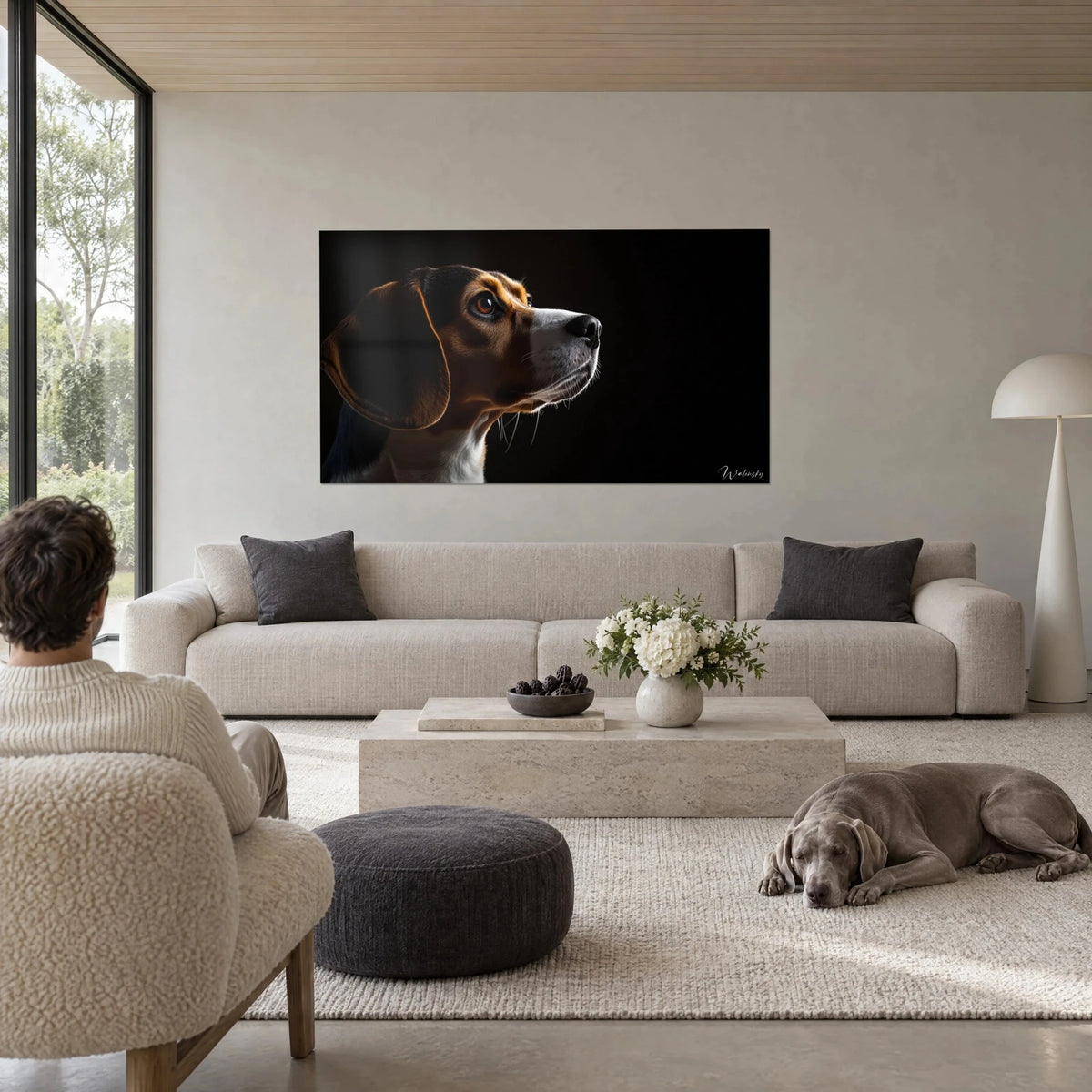 Tableau portrait de beagle fauve et blanc en profil, regard ambré levé, fond noir, au-dessus d'un canapé dans un salon lumineux