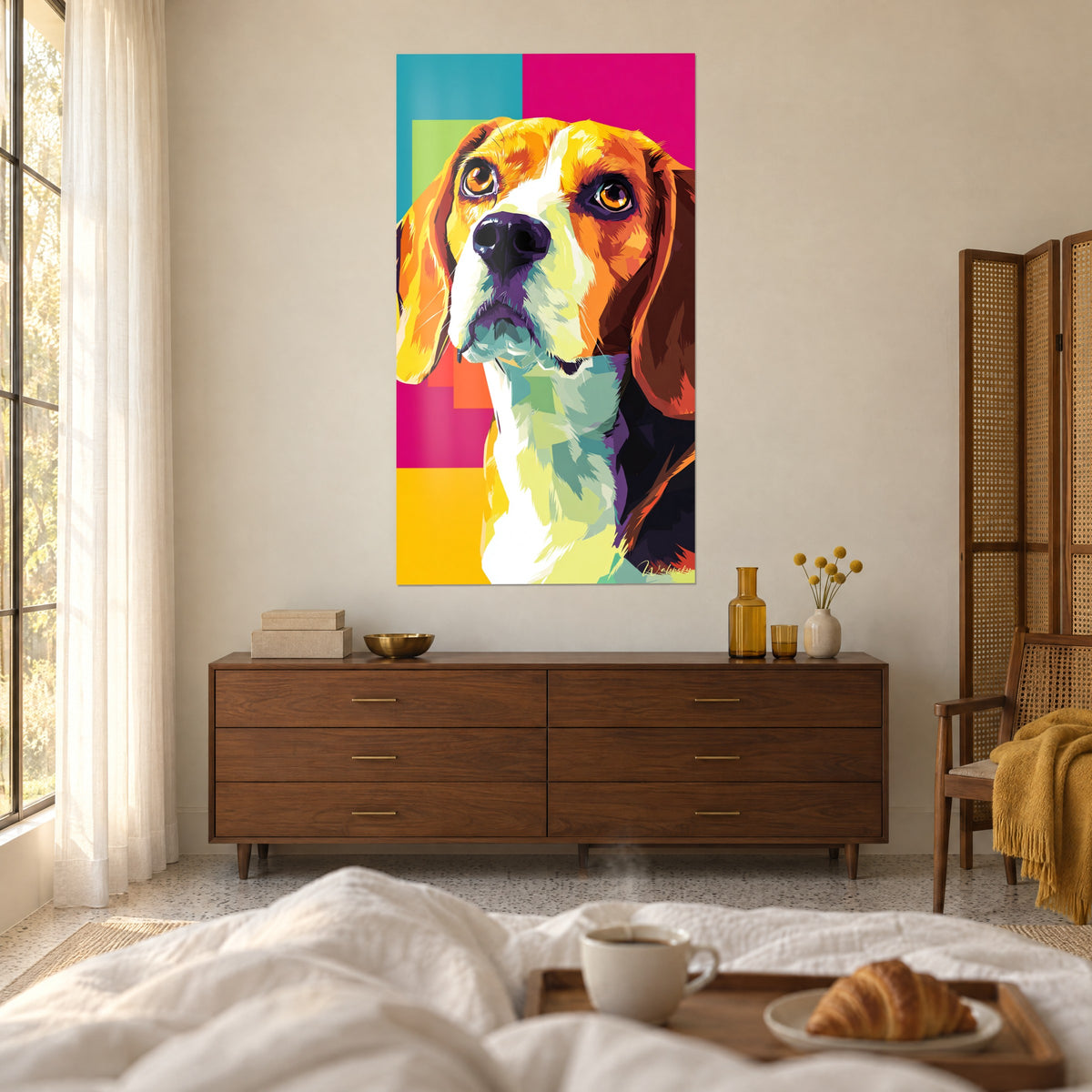 Πίνακας κεφάλι beagle σε κίτρινες σαφράν και πορτοκαλί facets, χρυσό βλέμμα προς τα πάνω, φόντο φούξια και πράσινο ανισόσπορο, πάνω από κρεβάτι σε φωτεινή κρεβατοκάμαρα