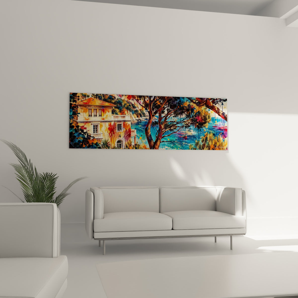 Pin maritime brun face à une baie bleu turquoise, au-dessus d'un canapé dans un salon lumineux