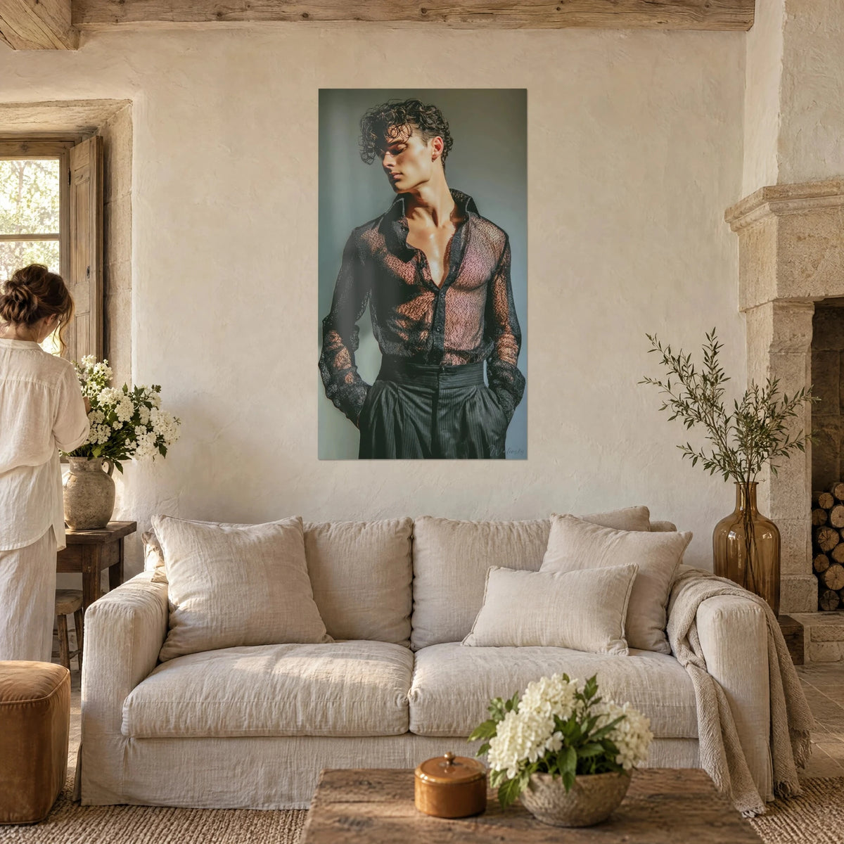 Gemälde junger Mann mit braunen Locken, schwarzes Hemd aus transparenter Spitze, blaugrauer Hintergrund, über einem Sofa in einem hellen Wohnzimmer
