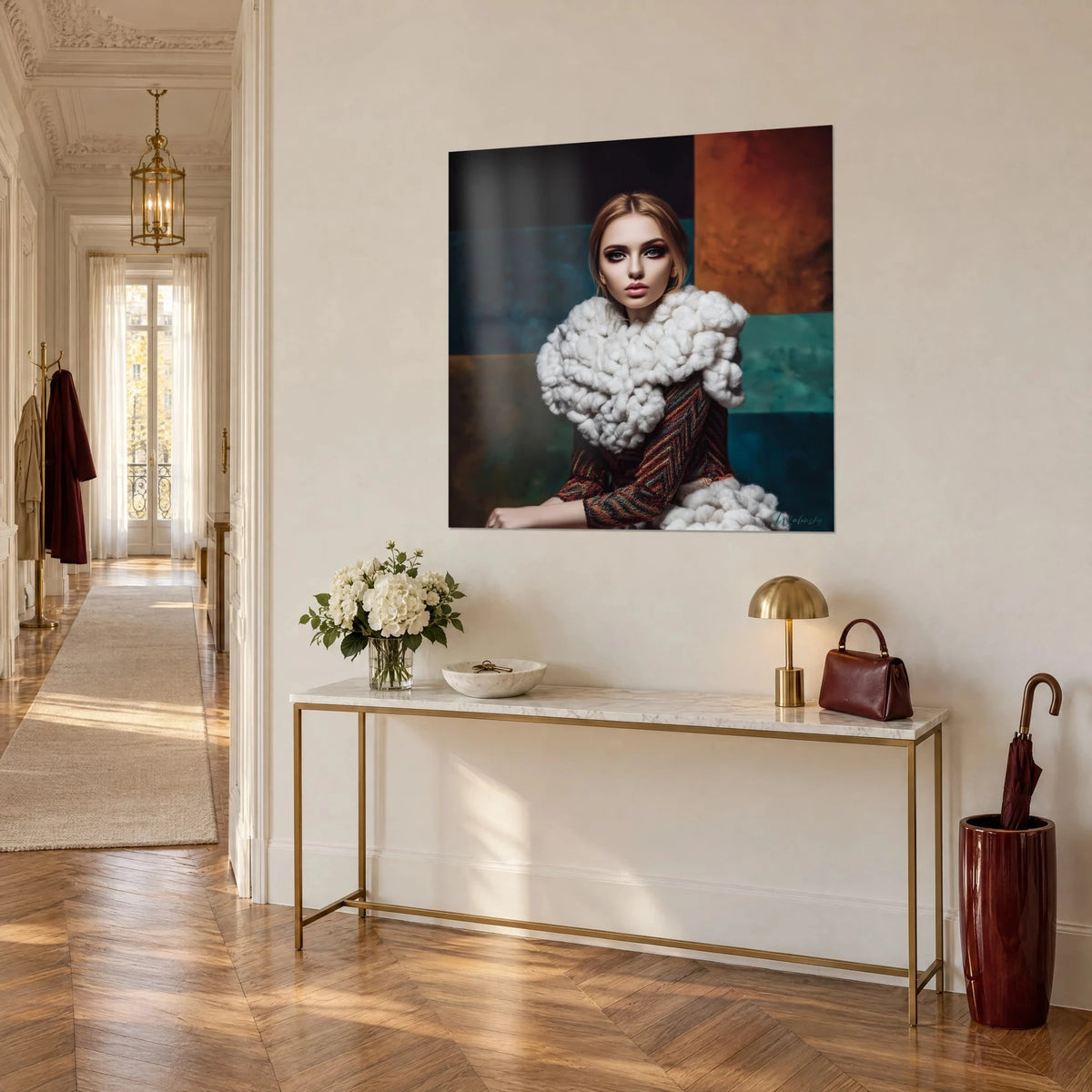 Tableau mannequin au maquillage smoky, col de laine crème volumineux sur aplats vert sapin et cuivre, vue de trois-quarts sur une console dorée