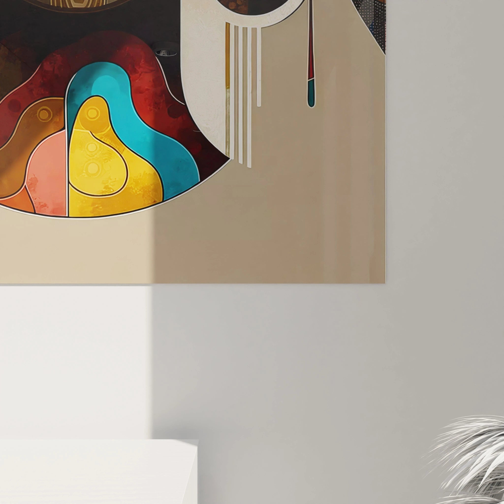 Vue rapprochée du tableau africain, mettant en valeur les détails complexes des motifs et la profondeur des couleurs marron, orange et bleu. Chaque cercle et ligne raconte une histoire fascinante.

