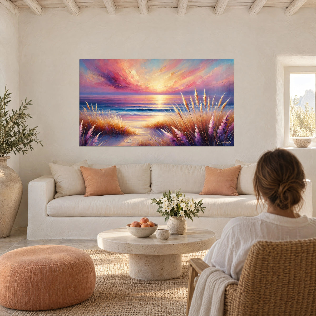 Tableau coucher de soleil sur la mer, ciel rose et or, herbes de dune ambrées, au-dessus d'un canapé dans un salon lumineux