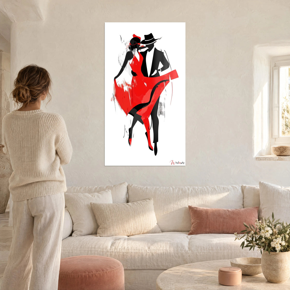 Tableau couple de danseurs en silhouette noire, robe rouge vif tourbillonnante, sur fond blanc, au-dessus d'un canapé dans un salon lumineux