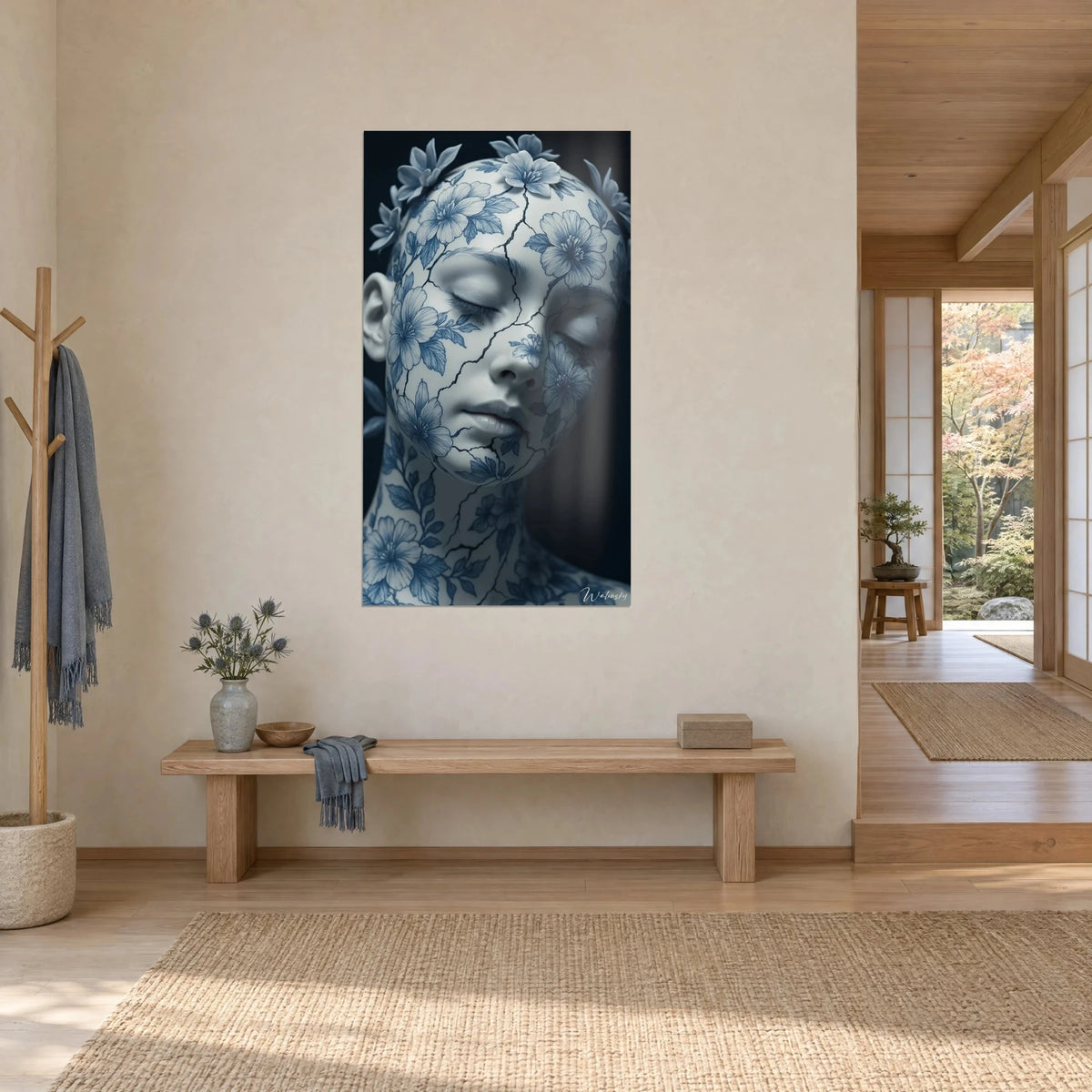 Tableau portrait fêlé aux pivoines indigo sur peau ivoire, fissures noires, vue de trois-quarts, banc en bois et entrée japandi