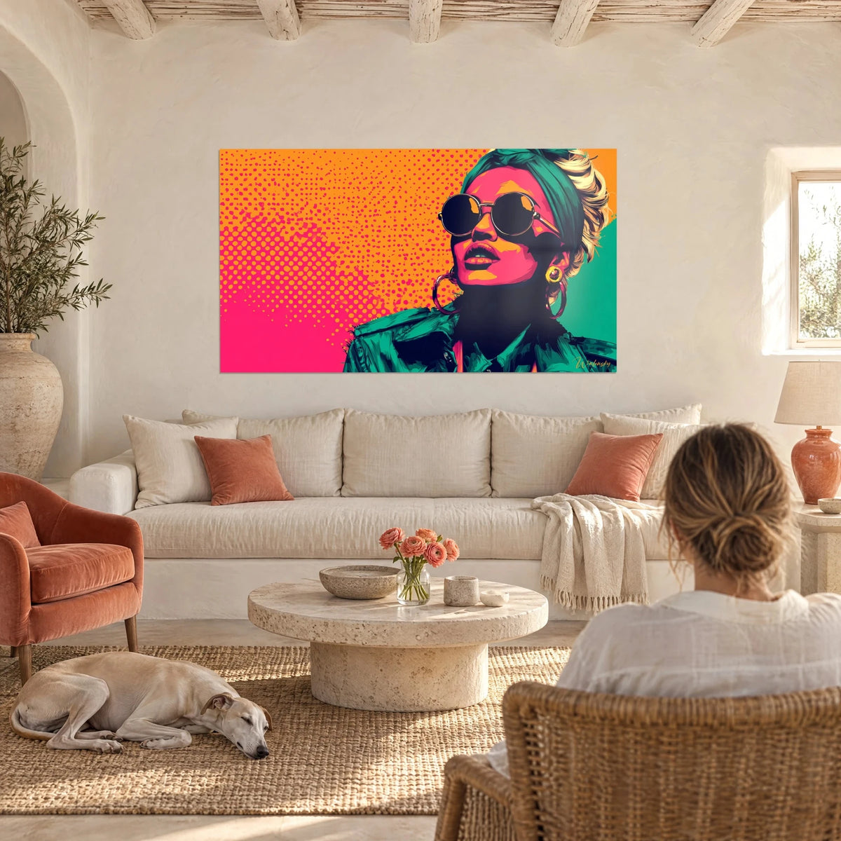Obraz portret w stylu pop art kobiety w okrągłych okularach, zielonym turbanie i brzoskwiniowo-pomarańczowym tle, nad kanapą w jasnym salonie