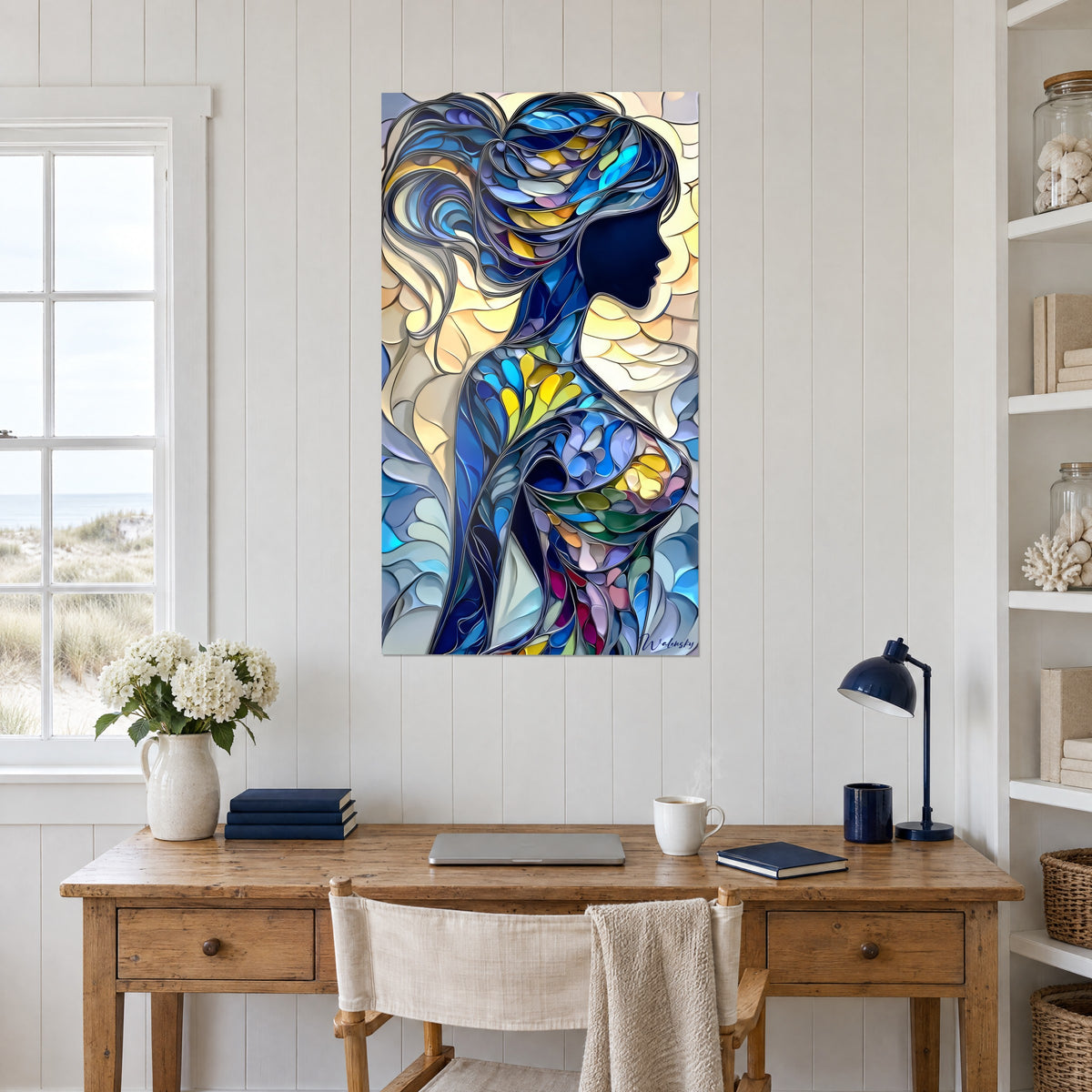 Schilderij buste van een vrouw in hedendaags glas-in-lood, koningsblauwe en crème tinten, aan witte muur, houten bureau en planken
