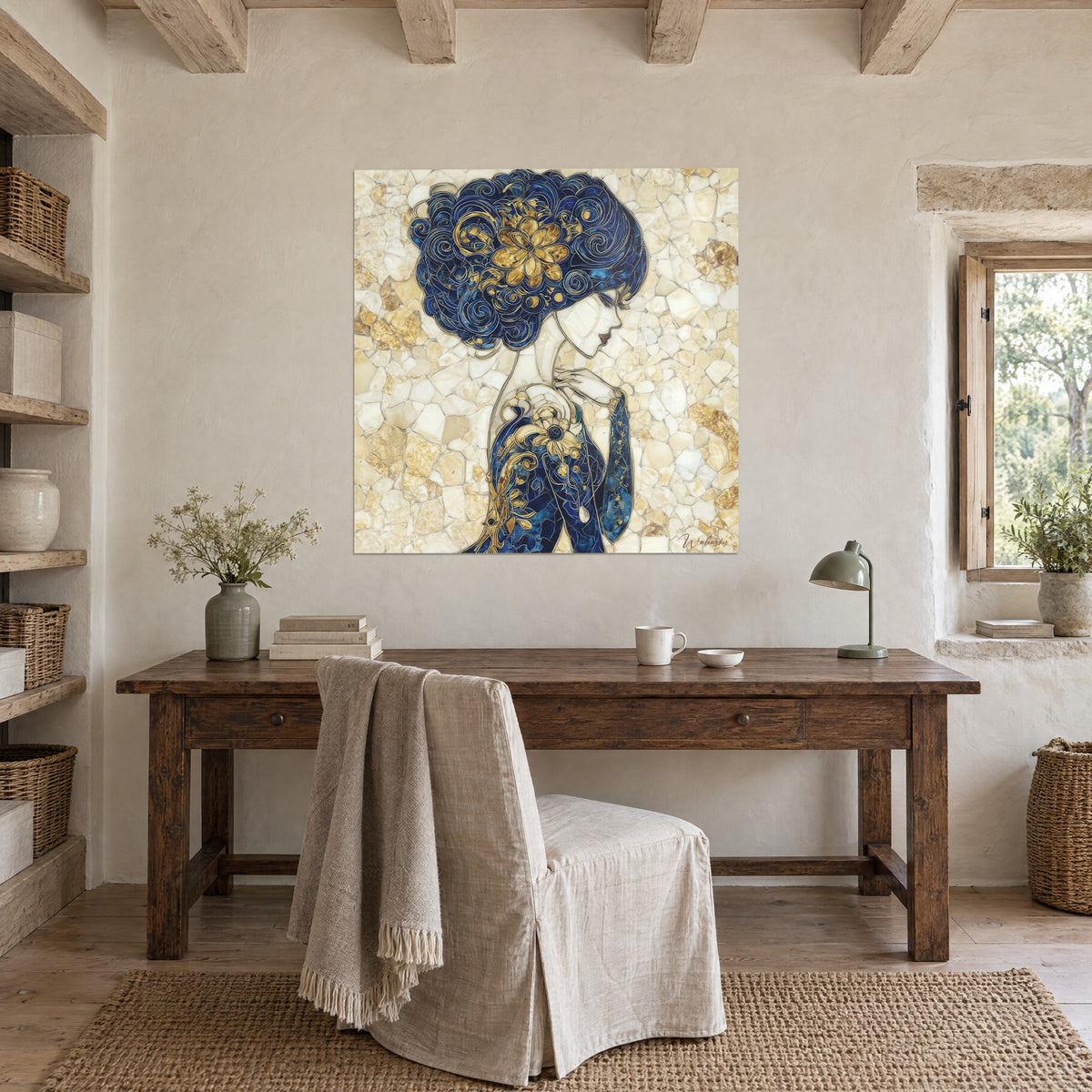 Tableau égérie à la robe bleu roi brodée d'or, mosaïque de pierres crème, mur d'un bureau en bois près d'une fenêtre