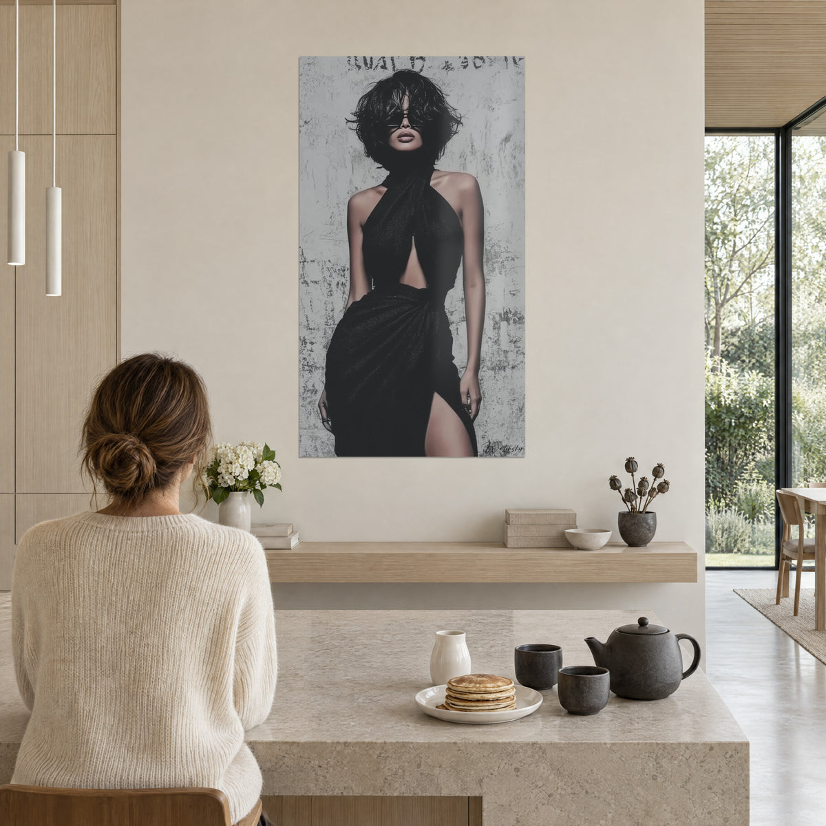 Quadro ritratto di moda chic, capelli neri scompigliati, abito nero halter su cemento grigio, parete beige e tavolo in pietra chiara