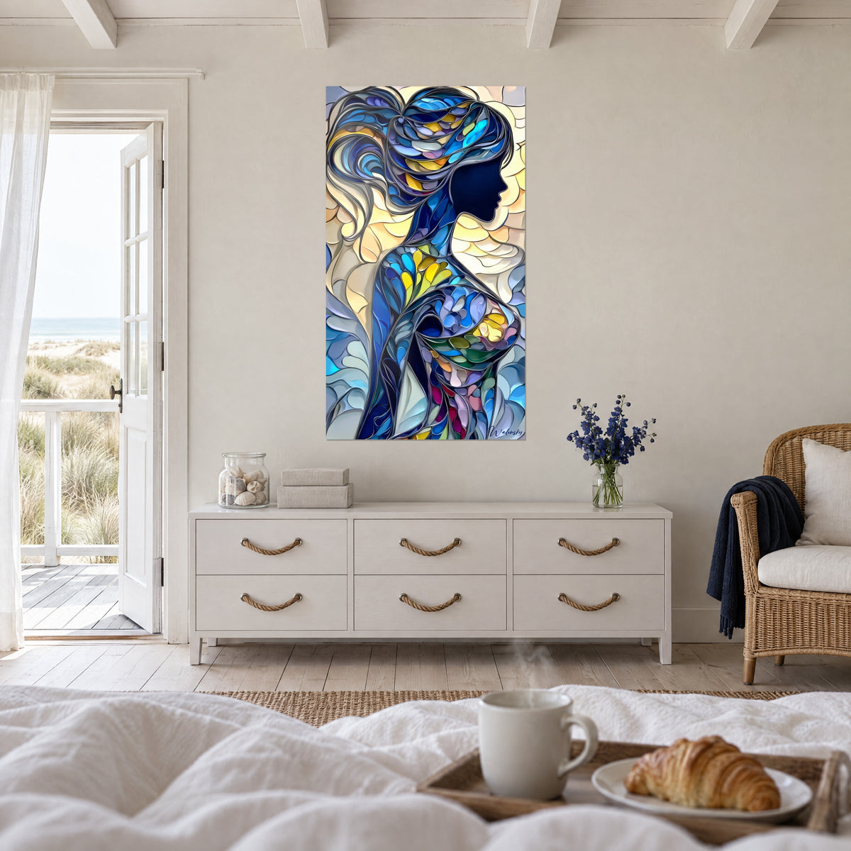 Schilderij vrouwelijk profiel in een mozaïek van indigo en oker bloemblaadjes, boven een bed in een lichte slaapkamer