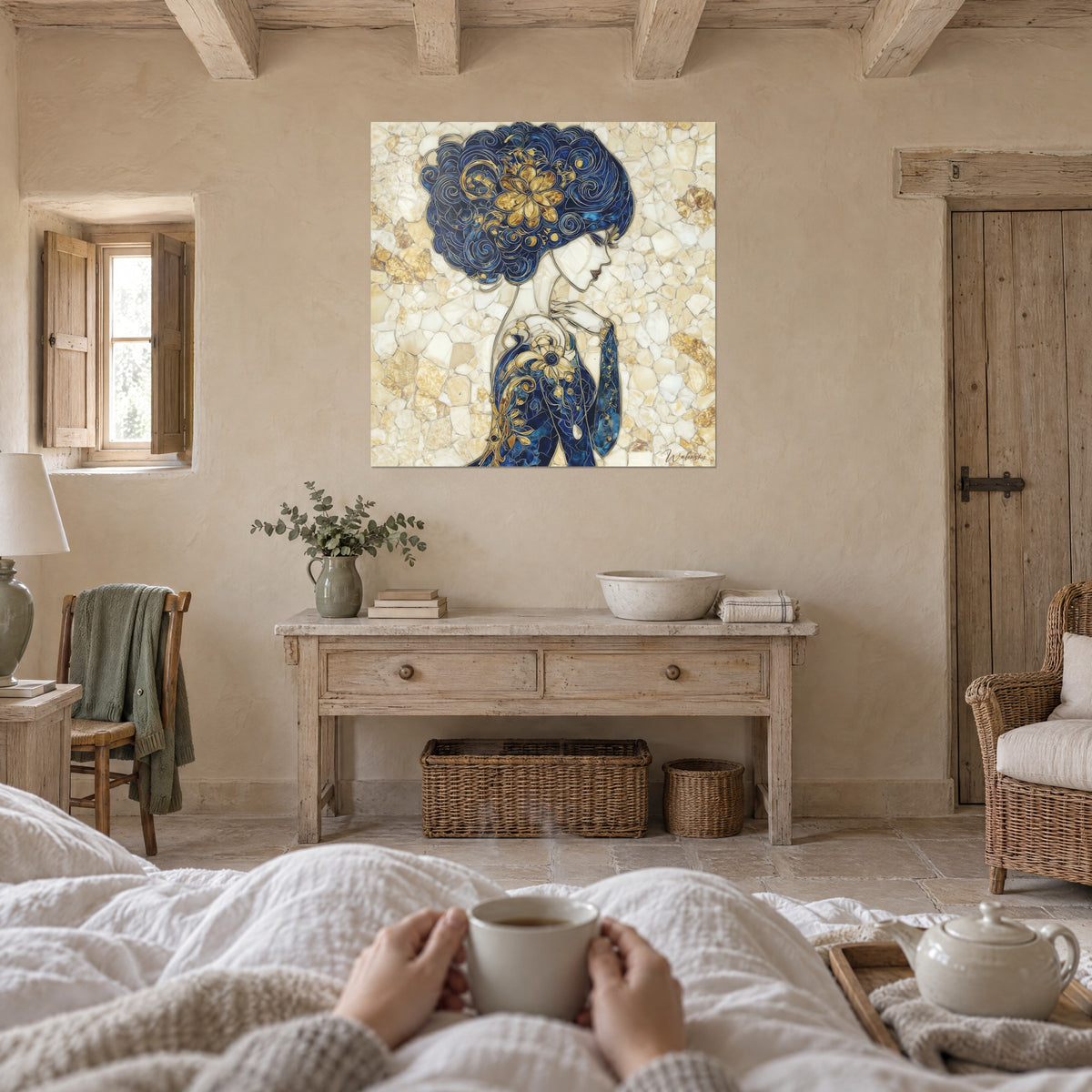 Tableau jeune femme de profil, coiffure bleu marine ornée d'une fleur d'or, mosaïque beige, au-dessus d'un lit dans une chambre claire