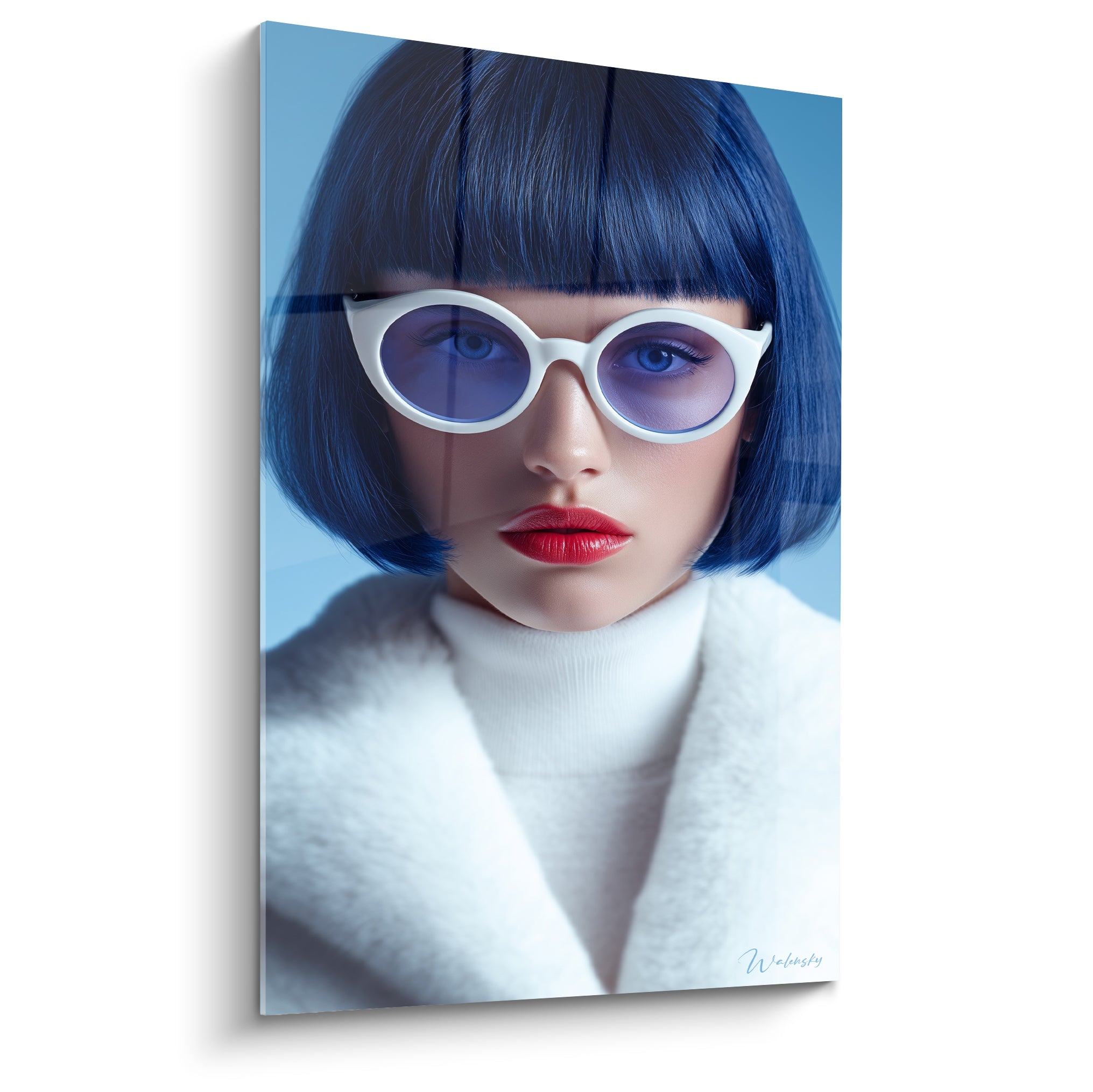 Femme aux cheveux bleu marine et lunettes blanches, lèvres rouges, fond dégradé bleu ciel