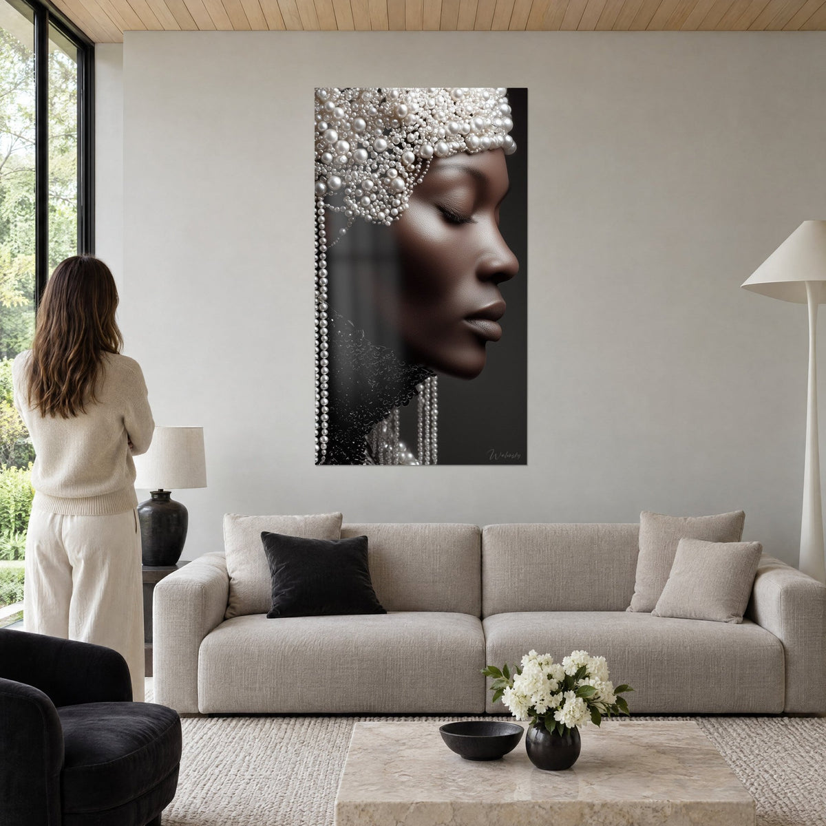 Tableau femme de profil sous une coiffe de perles nacrées, peau cacao et fond noir, femme de dos au-dessus d'un canapé dans un salon lumineux