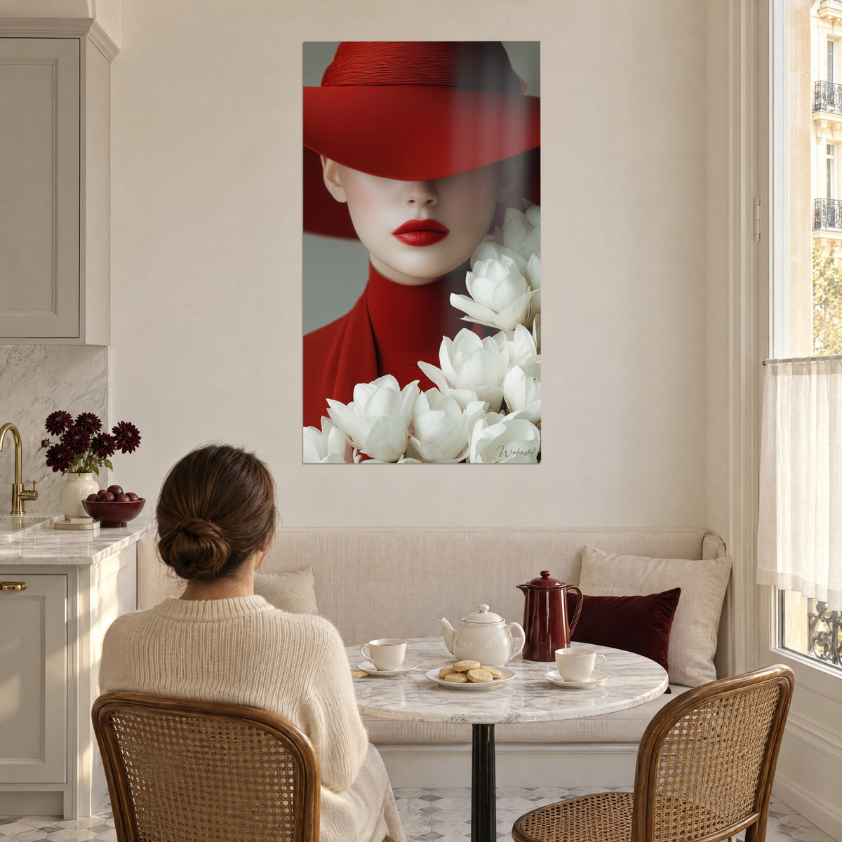 Quadro elegante donna con dolcevita rosso, labbra vermiglio e peonie bianche, di fronte a un angolo pranzo haussmanniano