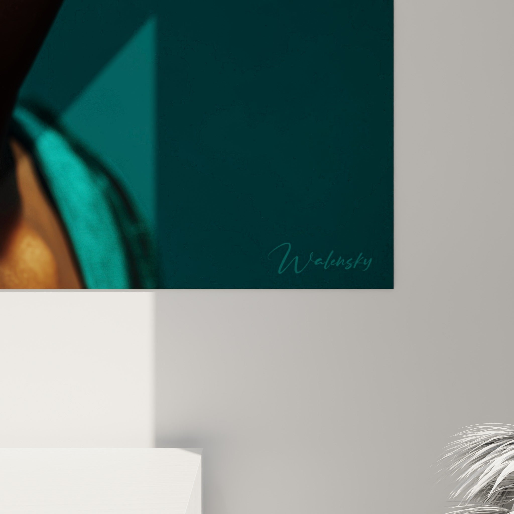 Détail des fils turquoise et dorés tressés de la boucle d'oreille, grain de peau bronze finement texturé