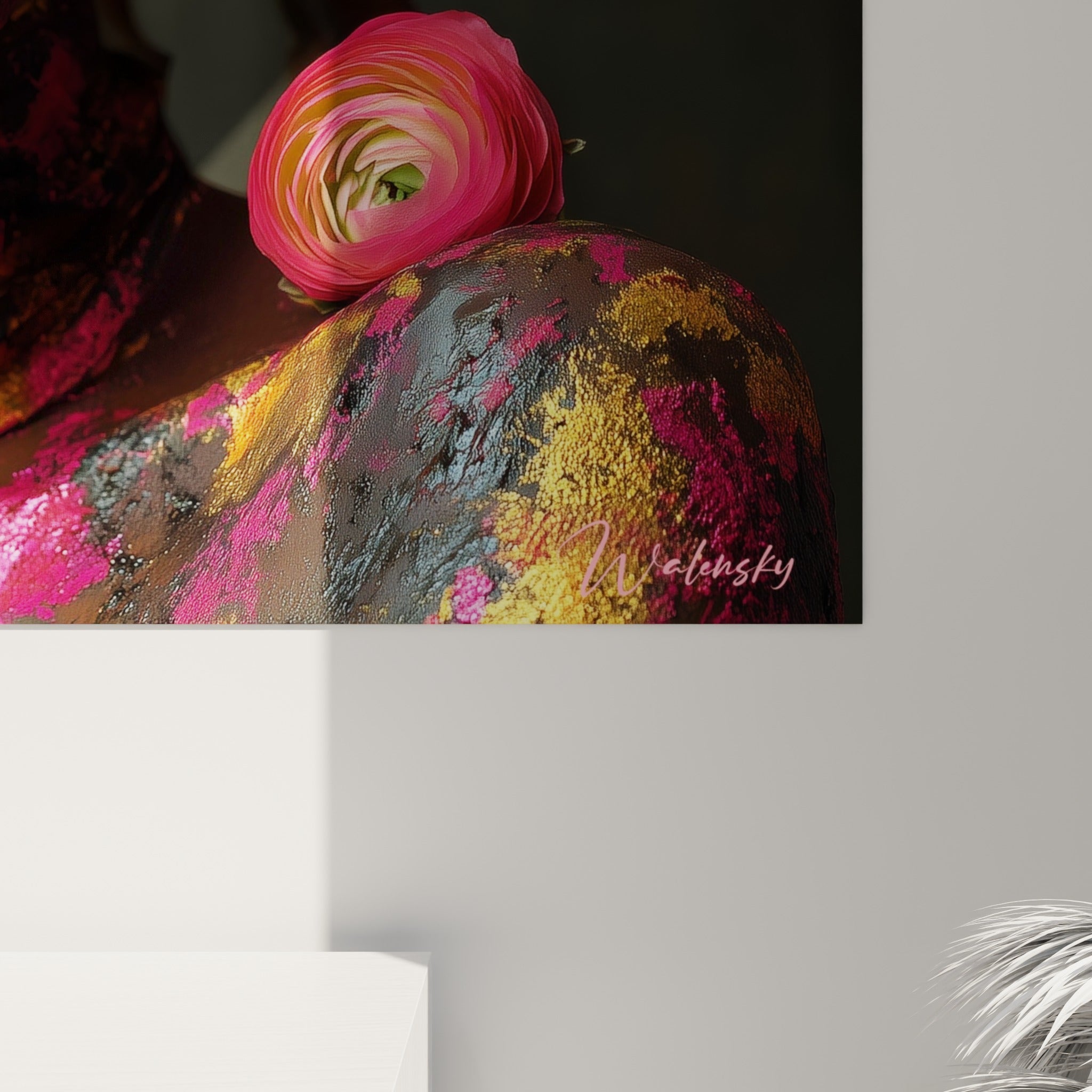 Détail des pigments dorés et fuchsia sur la peau, texture des roses et grain photographique