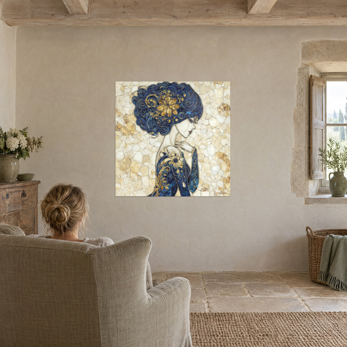 Tableau dame au profil délicat, chevelure indigo et fleur dorée, fond de marbre ivoire fissuré, salon de pierre avec fauteuil gris