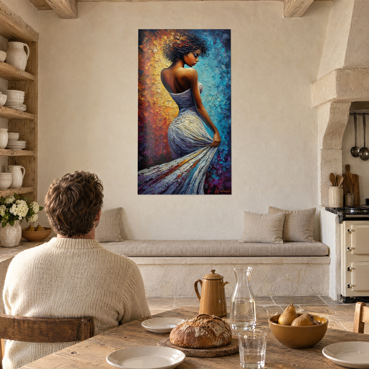 Cuadro de retrato de mujer de labios rojos y cabello oscuro rizado, fondo ámbar y turquesa, frente a una mesa de madera