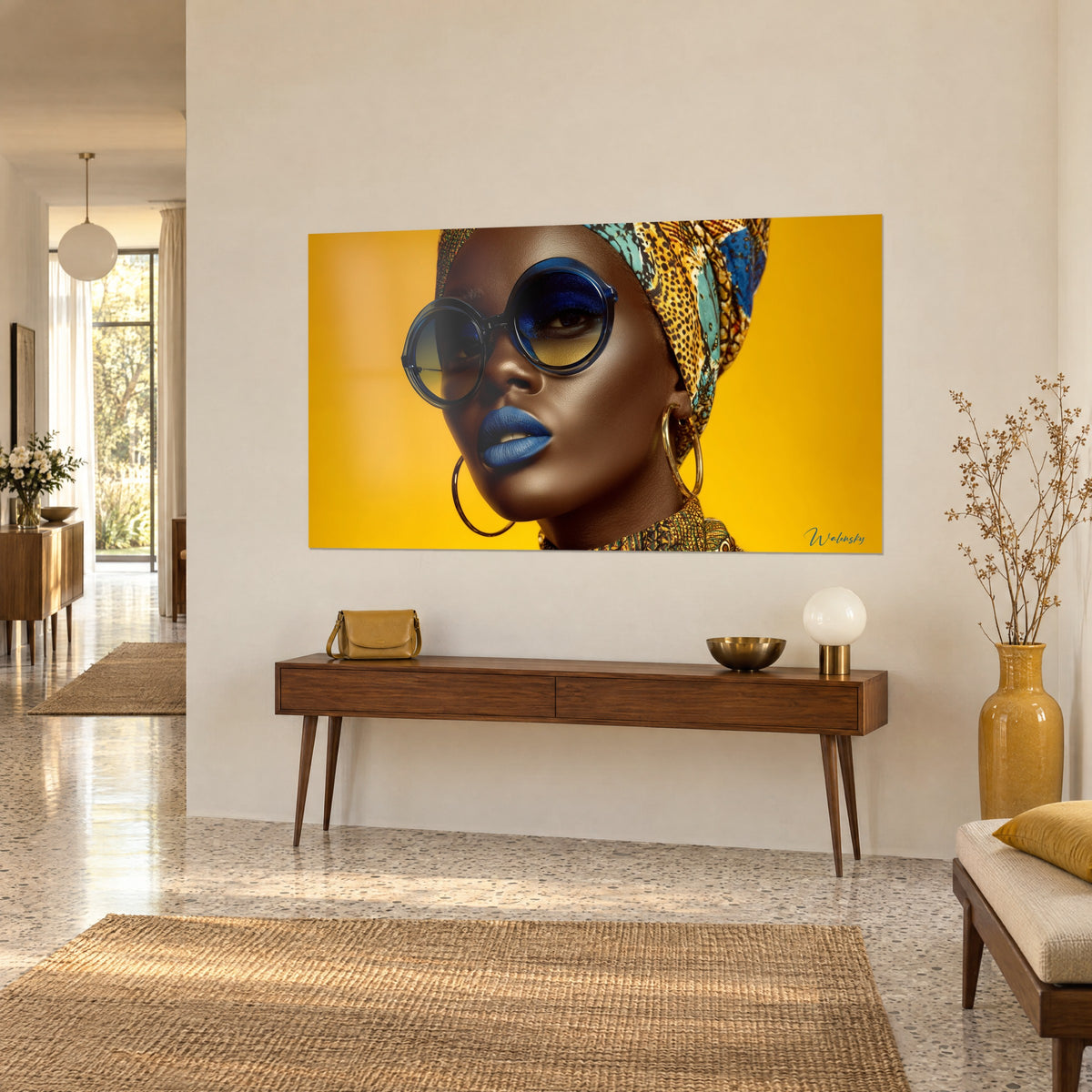 Gemälde Model mit bläulicher runder Brille und großen goldenen Creolen, leuchtend gelber Hintergrund, dreiviertel Ansicht vor einer cremefarbenen Wand