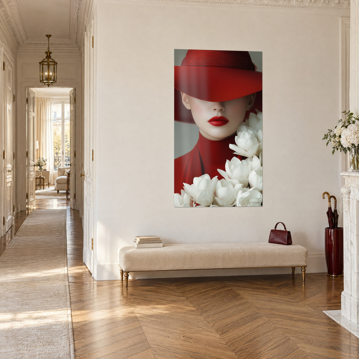 Quadro silhouette velata sotto un feltro cremisi, fiori avorio in basso, appeso in un corridoio haussmanniano in parquet