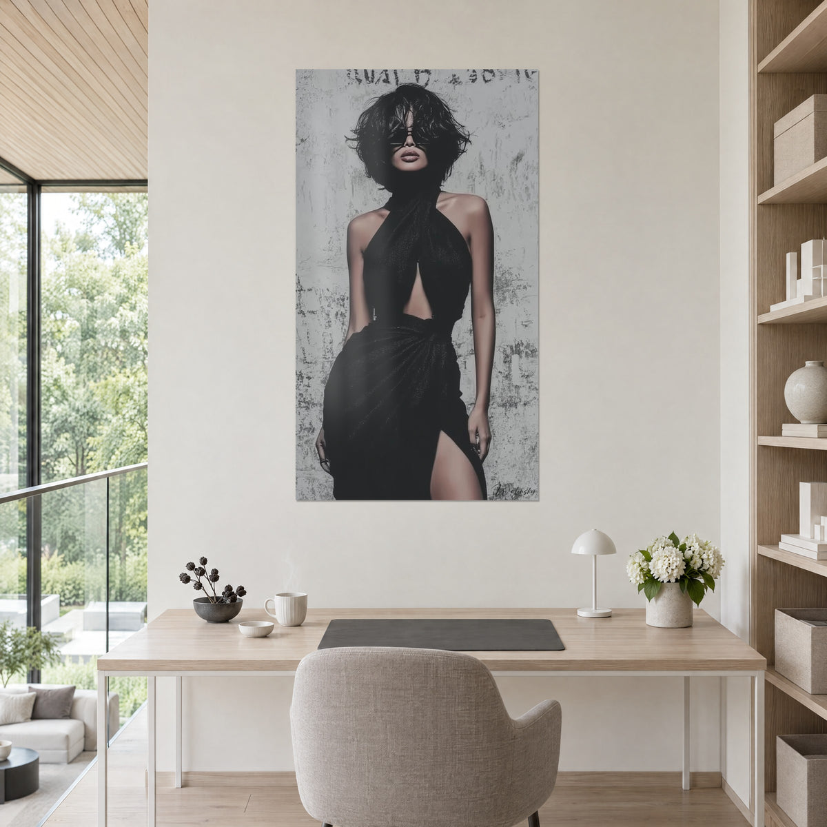 Quadro musa dalle labbra nude, caschetto nero con meches, abito nero drappeggiato su parete grigia consumata, ufficio chiaro e pianta in vaso