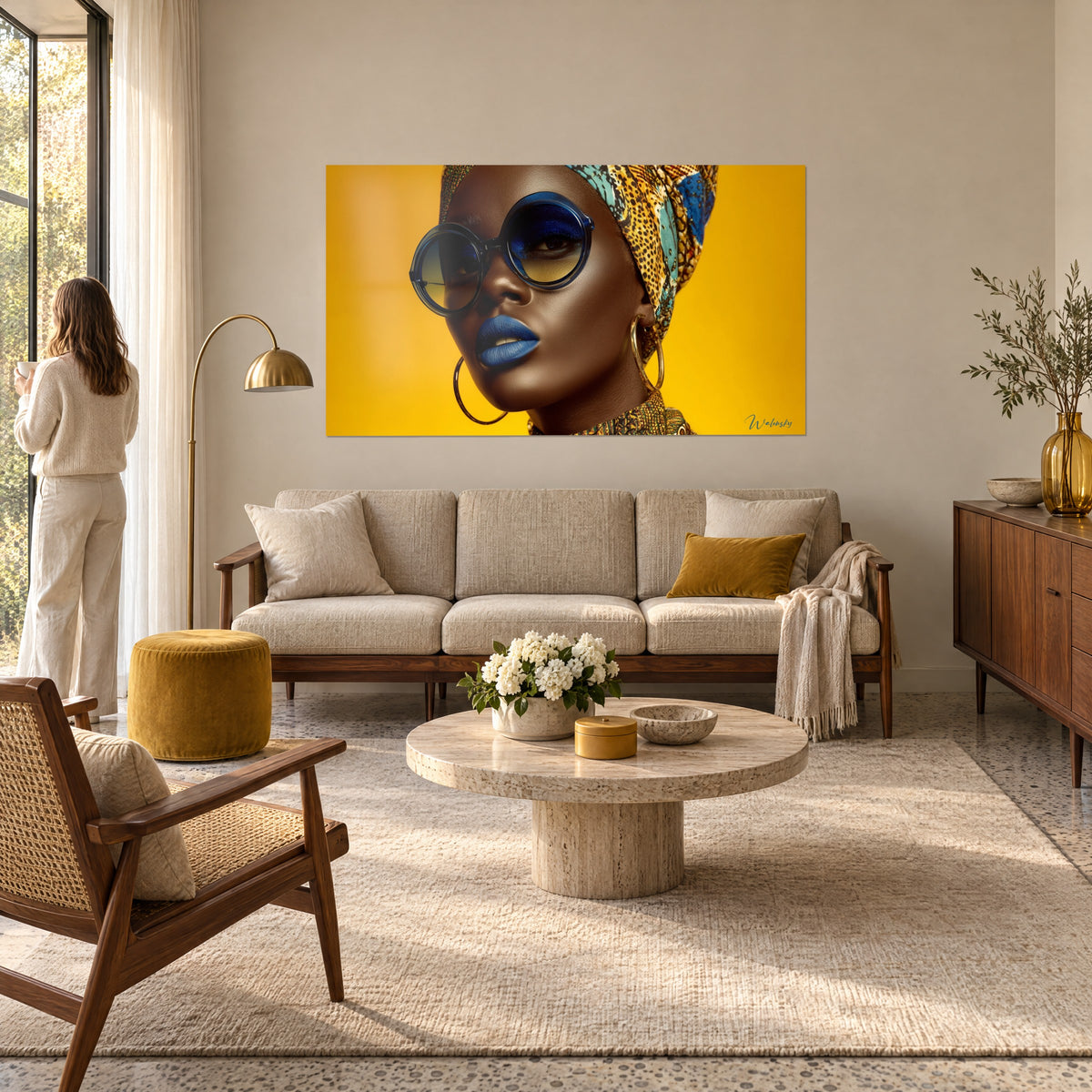 Gemälde Porträt einer Frau mit kobaltblauen Lippen, bedrucktem Turban und senfgelbem Hintergrund, über einem Sofa in einem hellen Wohnzimmer