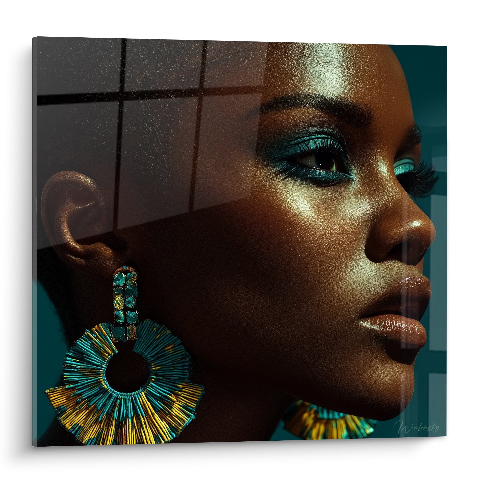 Portrait Beauté féminine au maquillage turquoise et boucles d'oreilles dorées éclatantes