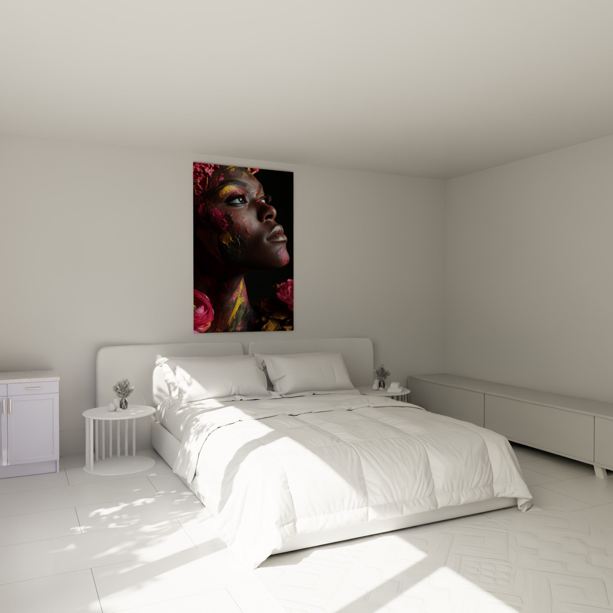Portrait floral fuchsia et doré d'une femme, accroché au-dessus d'un lit dans une chambre claire