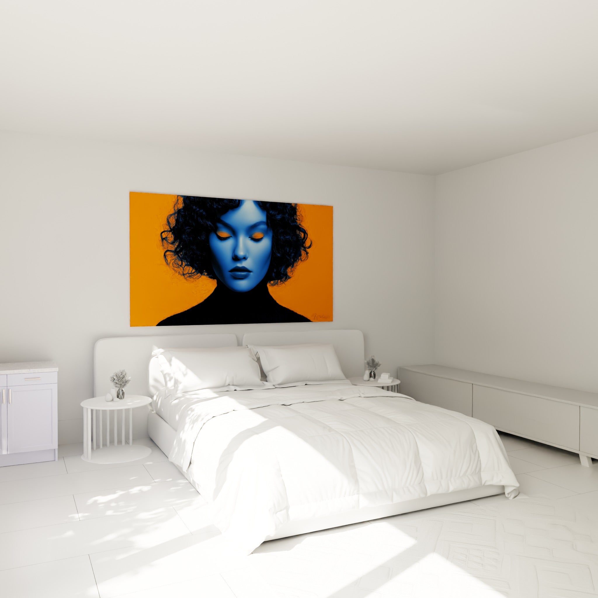 Portrait bleu et orange aux paupières maquillées, accroché au-dessus d'un lit dans une chambre claire