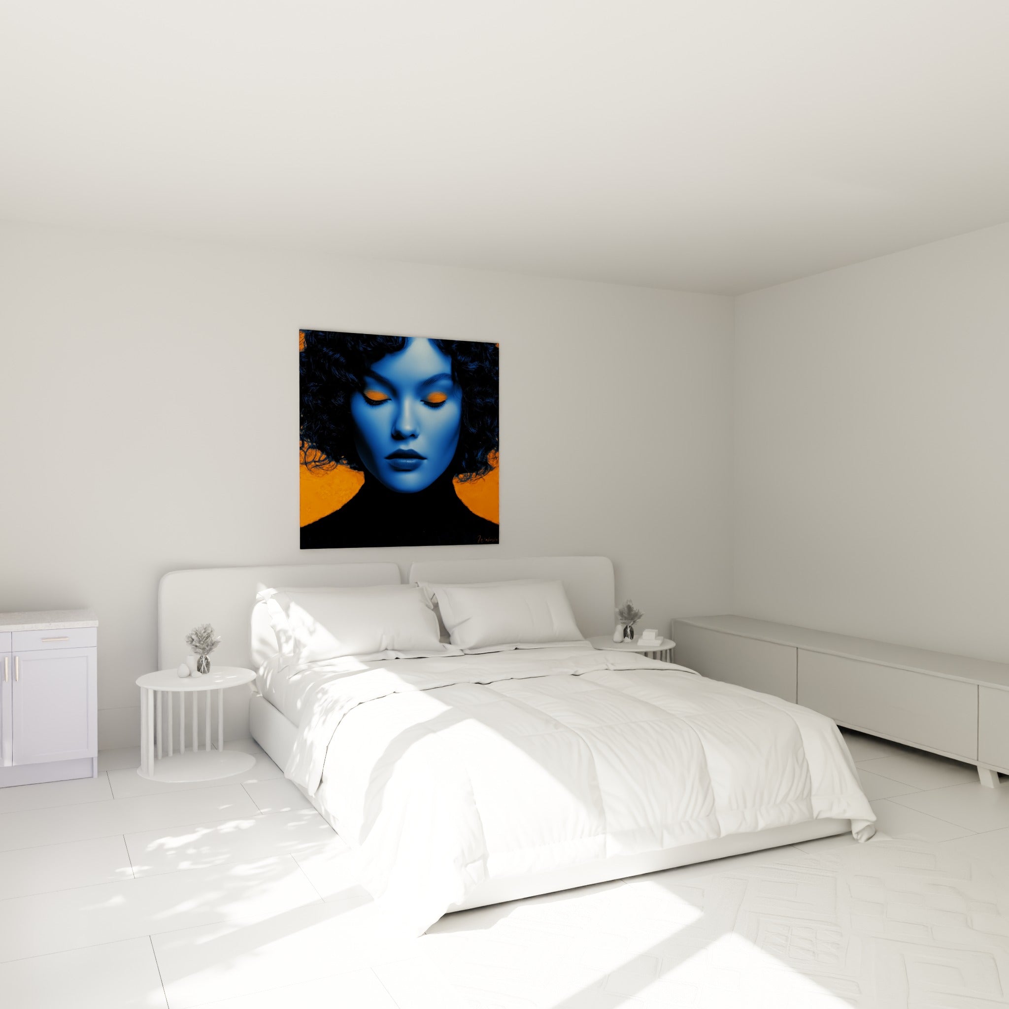 Portrait bleu électrique aux touches orange sur les paupières, accroché au-dessus d'un lit dans une chambre claire