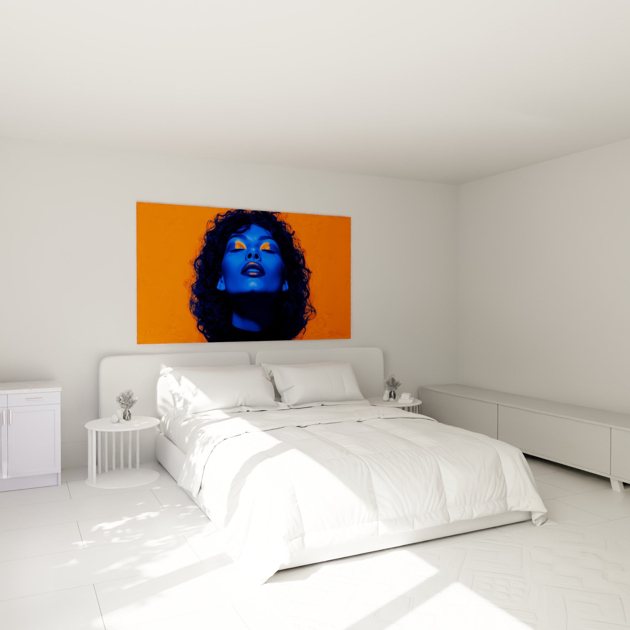 Portrait bleu et orange intense, tête renversée, accroché au-dessus d'un lit dans une chambre claire