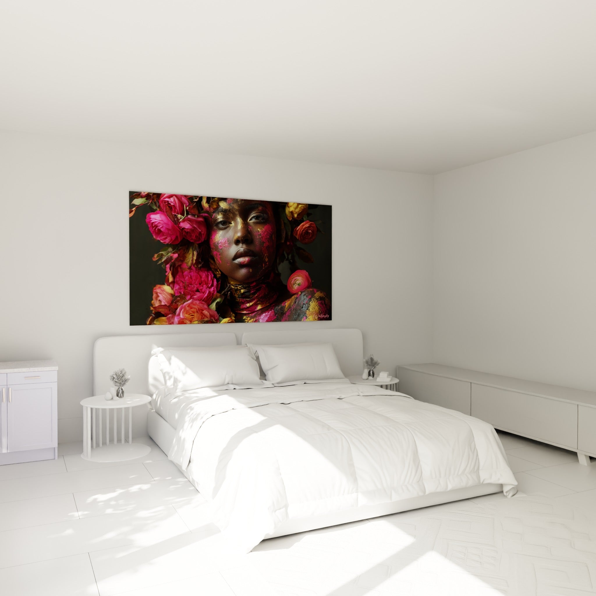 Portrait féminin aux pigments dorés et fuchsia au-dessus d'un lit dans une chambre claire