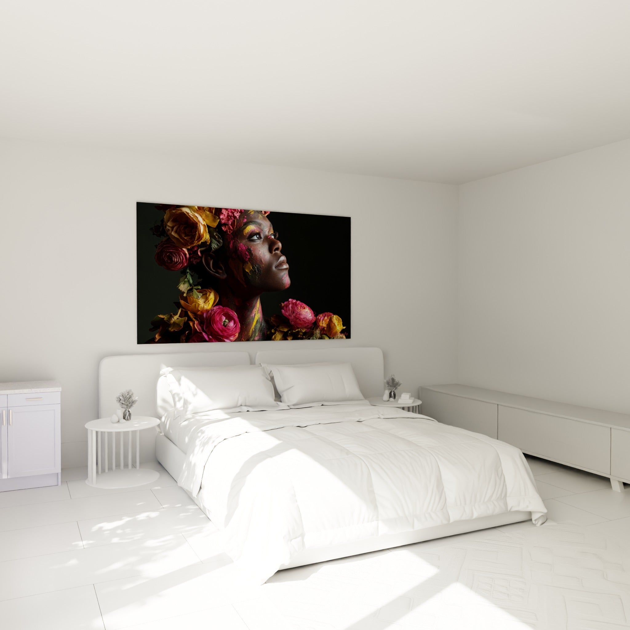 Portrait fleuri rose et doré au-dessus d'un lit dans une chambre claire