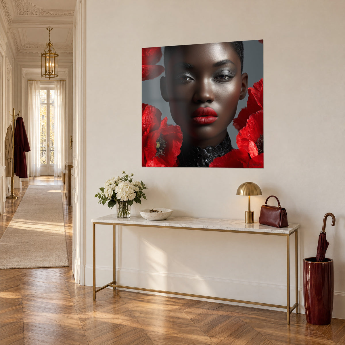 Cuadro modelo de cabeza rapada y mirada intensa, pétalos escarlata sobre fondo gris, consola dorada, apartamento luminoso estilo haussmanniano