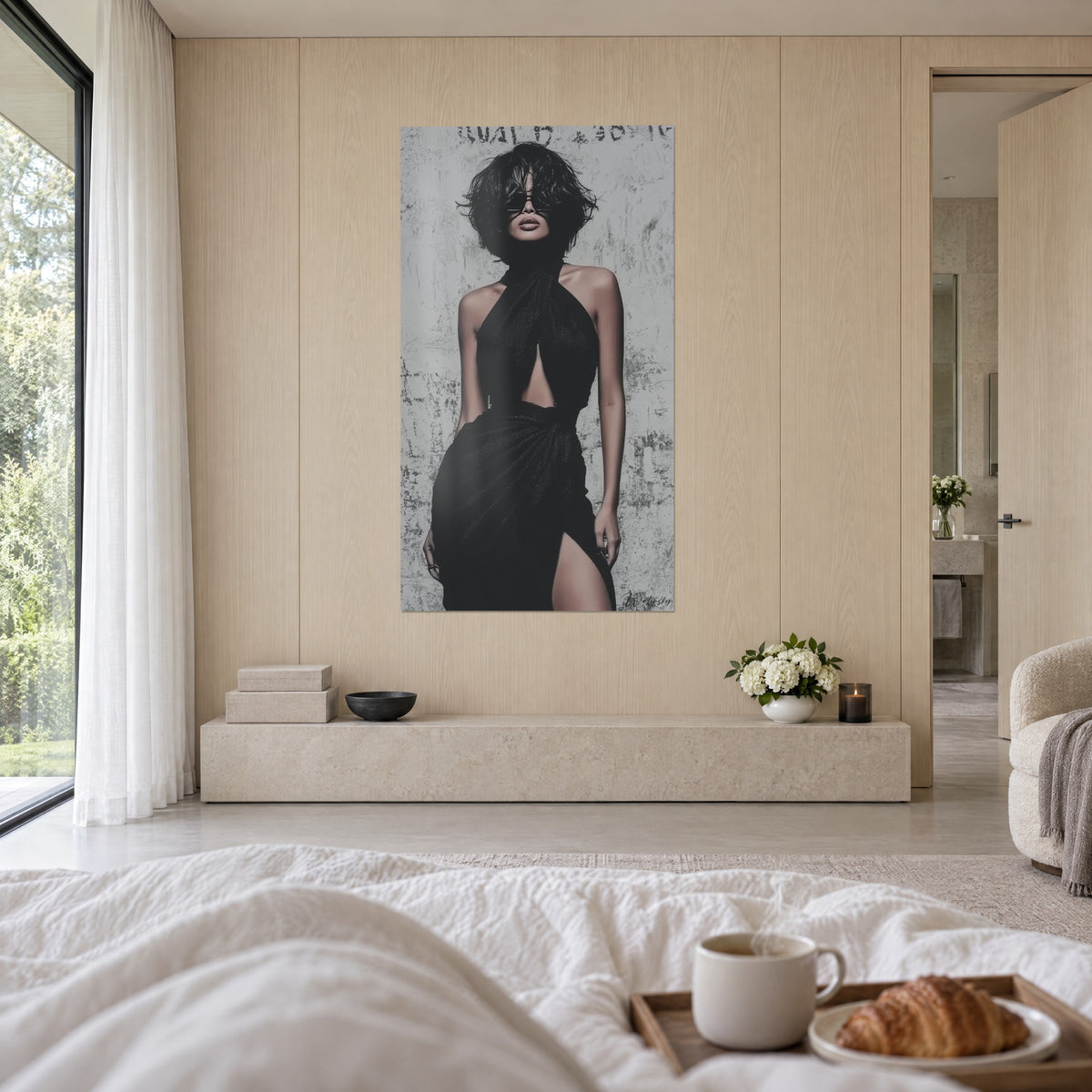 Quadro elegante donna in abito nero con spacco, occhiali scuri e labbra rosate su parete grigia, sopra un letto in una camera luminosa