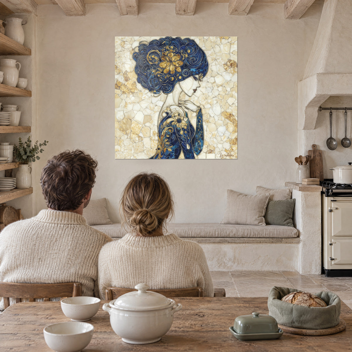 Tableau silhouette élégante à la chevelure en volutes saphir et or, fond ivoire en éclats de pierre, salle à manger rustique
