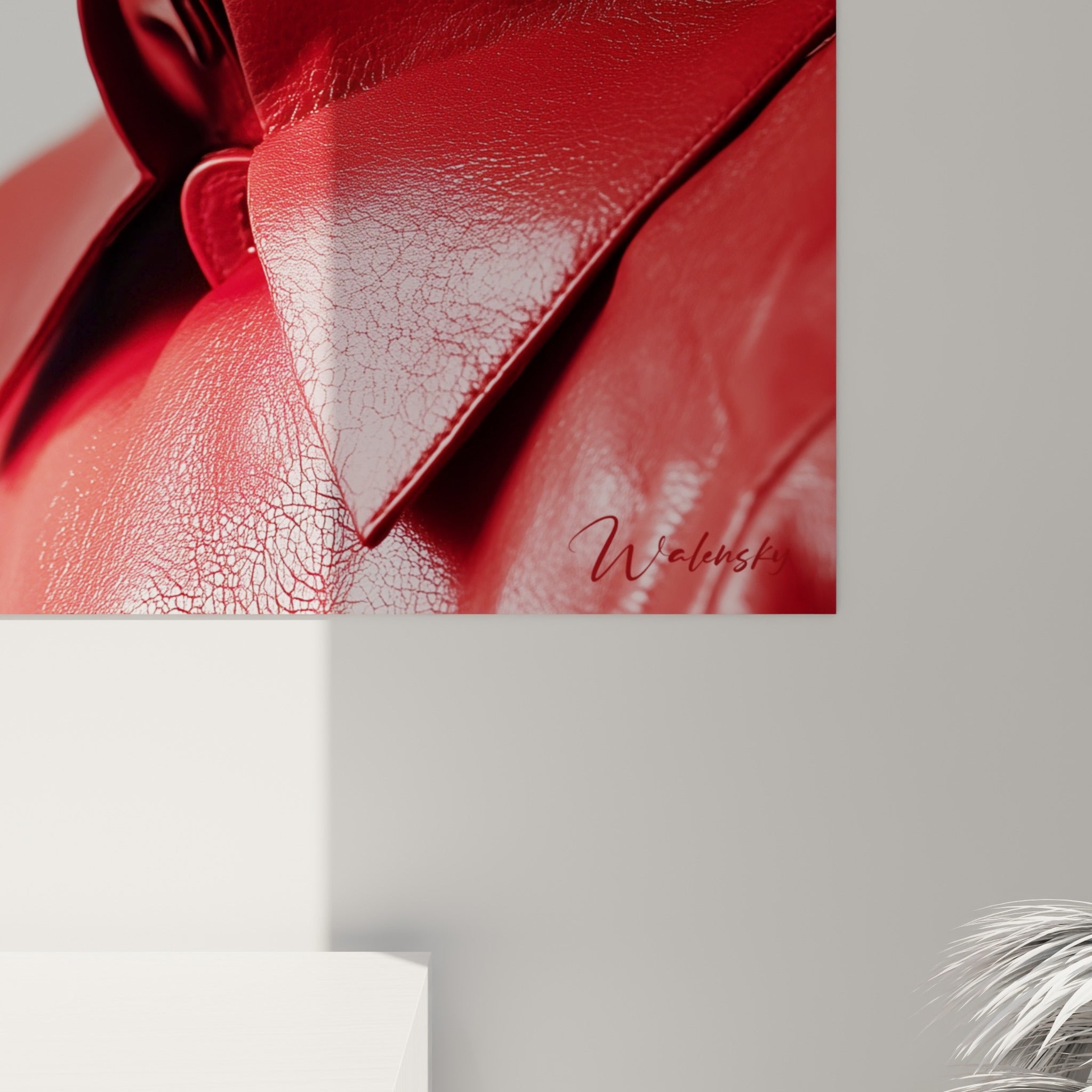 Détail du cuir rouge texturé et des boucles ajourées, grain fin et reflets sur la peau mate
