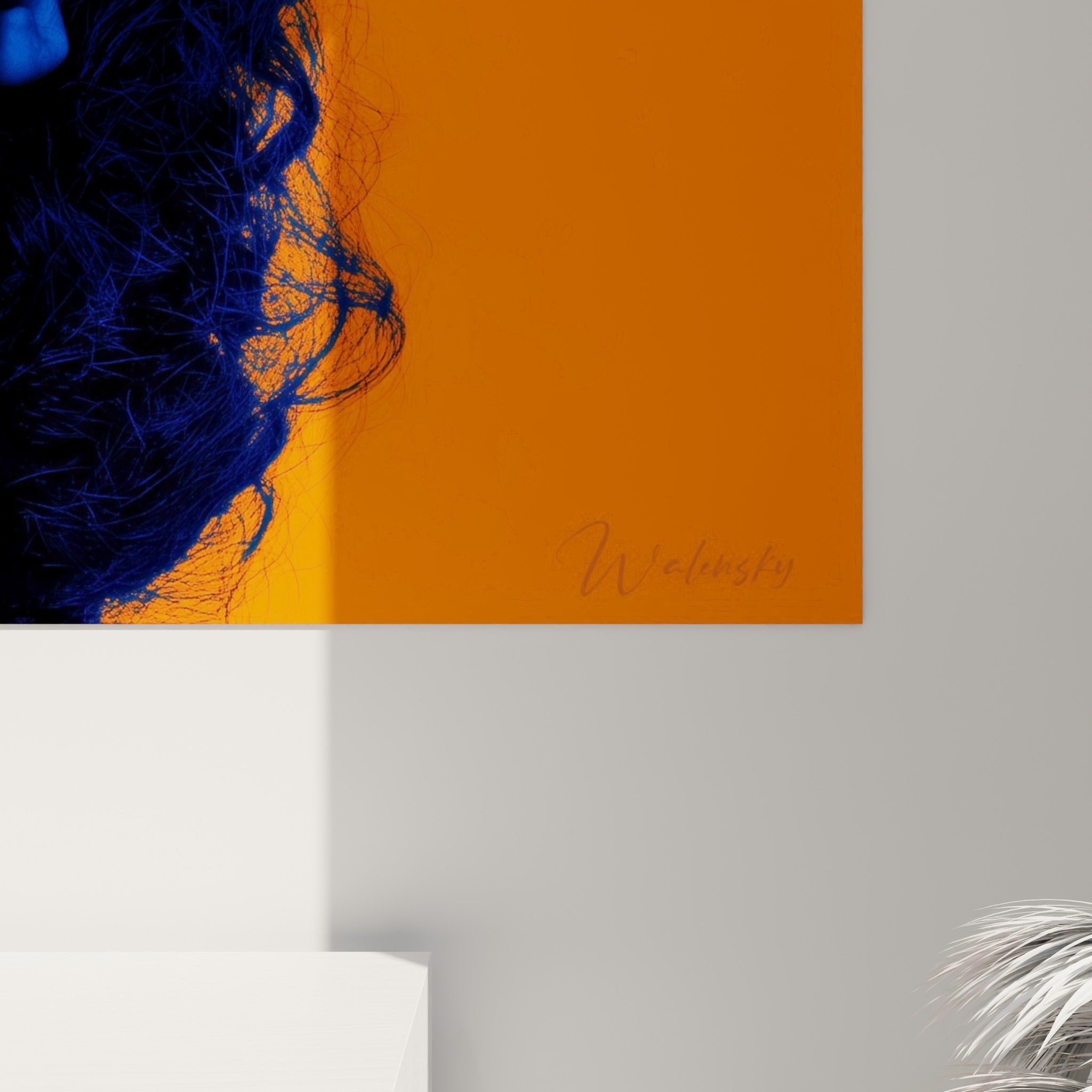 Grain de l'impression révélant les nuances de bleu marine et d'orange vif sur la peau et les lèvres