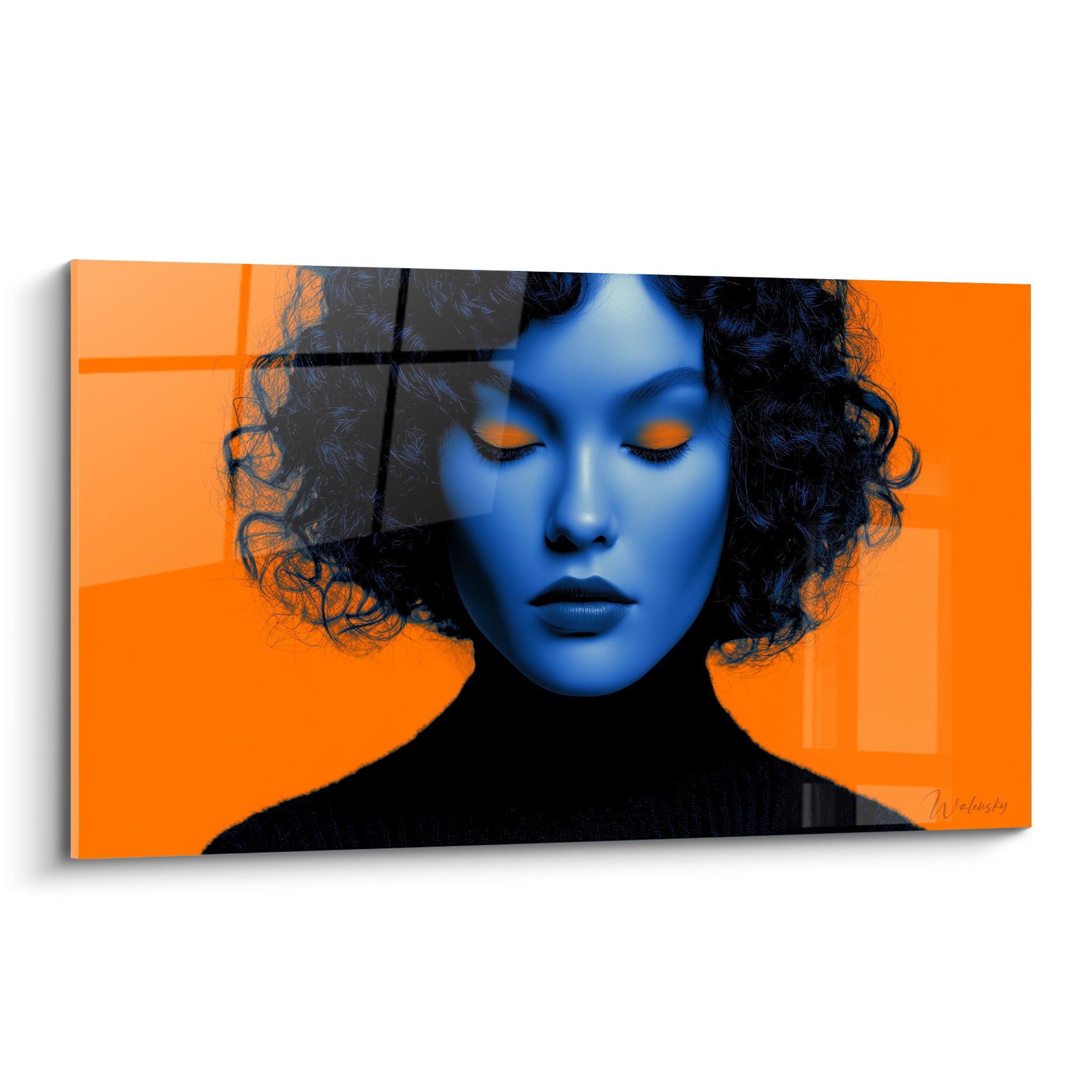 Visage féminin bleu électrique aux yeux clos, boucles noires, fond orange vif structuré de lignes sombres
