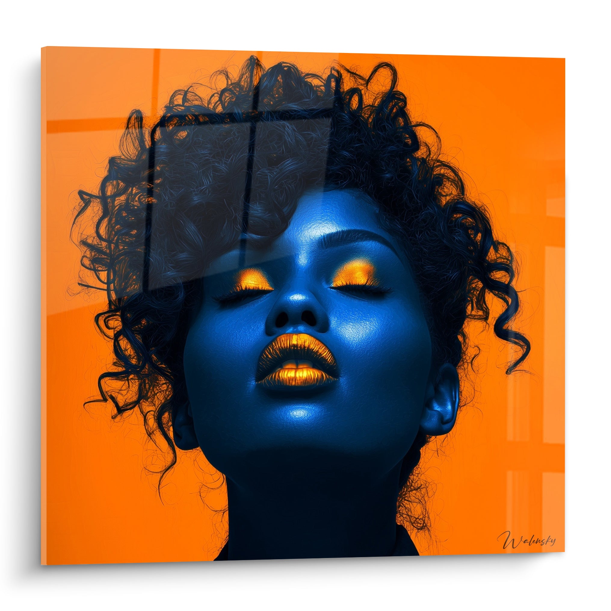 Visage bleu marine aux paupières dorées se détachant sur un fond orange vif intense