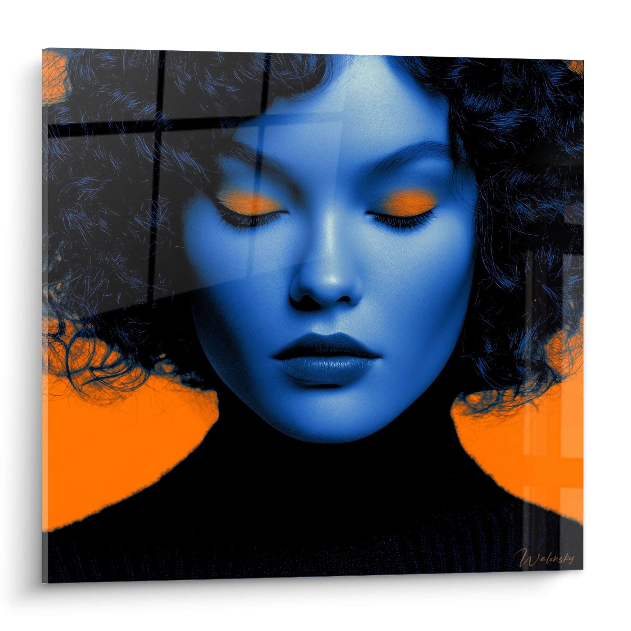 Visage bleu aux yeux clos et paupières orange vif, chevelure bouclée noire, fond graphique orangé