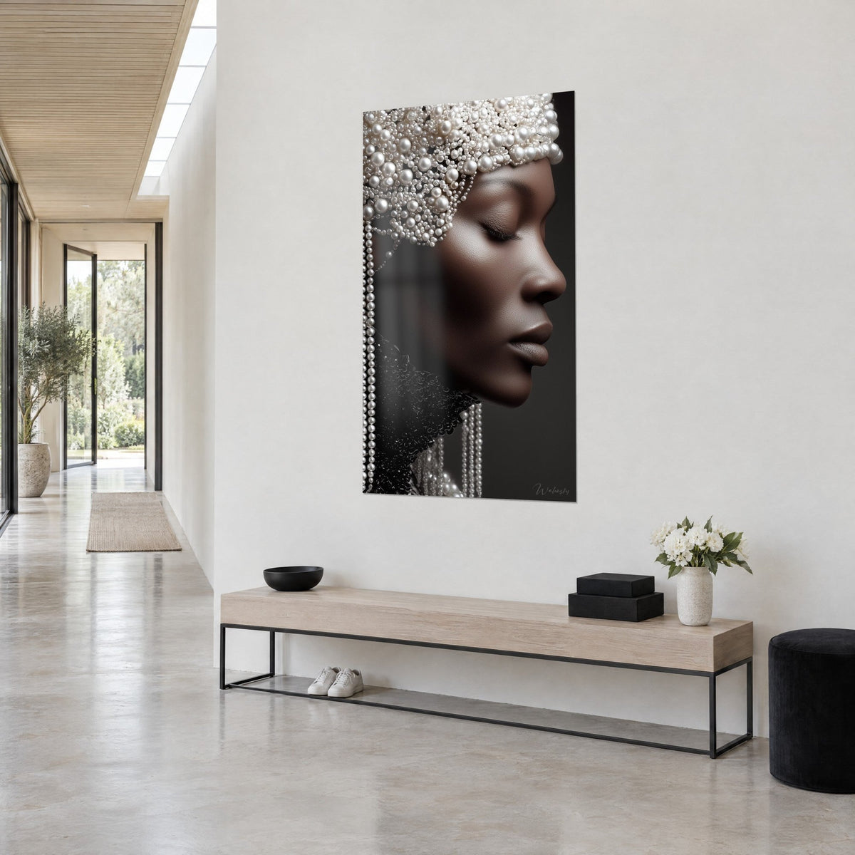 Tableau visage aux paupières closes, perles ivoire en cascade sur col noir brillant, vu de trois quarts dans un couloir clair