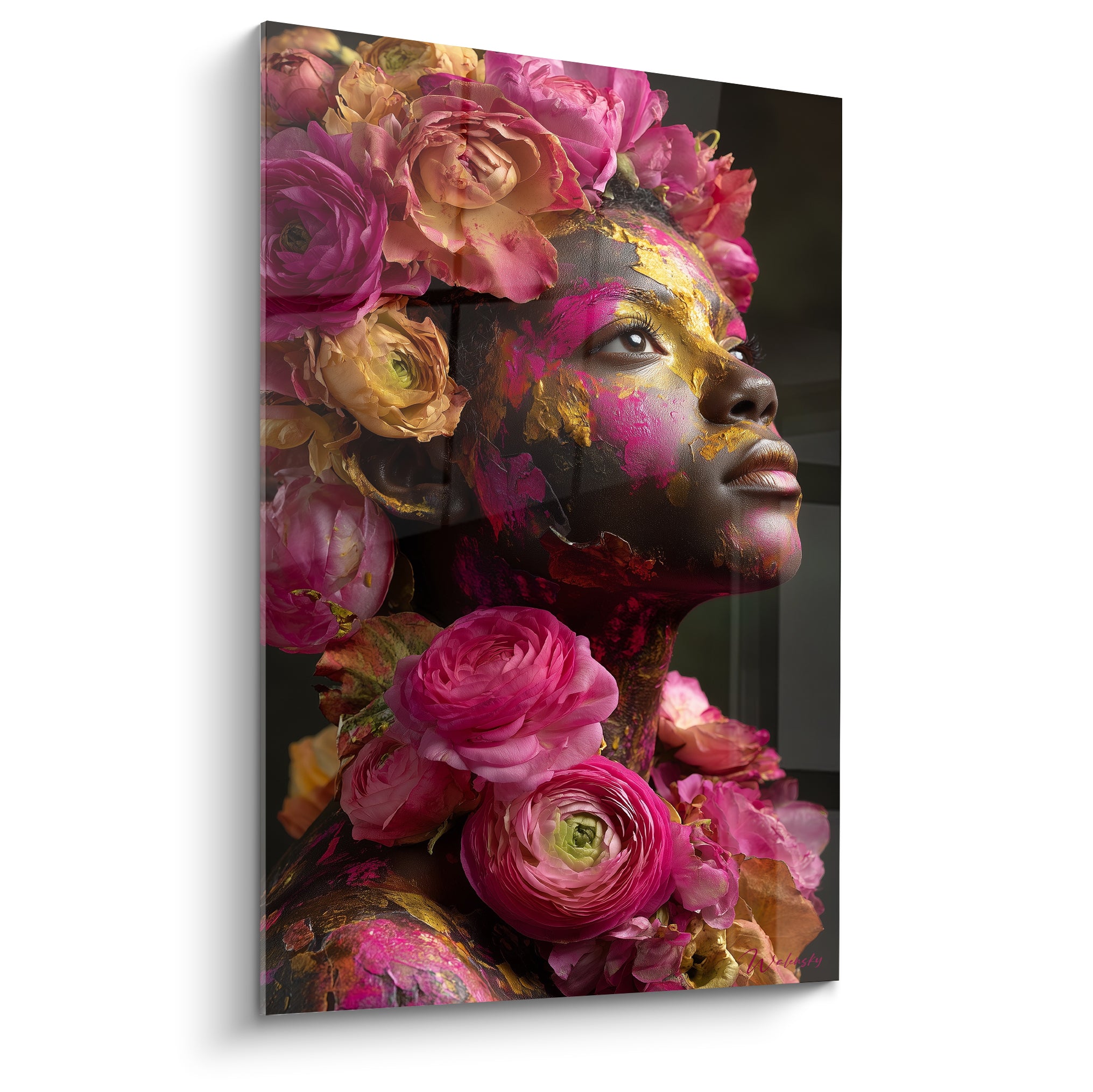 Visage féminin doré et fuchsia couronné de roses, portrait aux couleurs profondes et intenses
